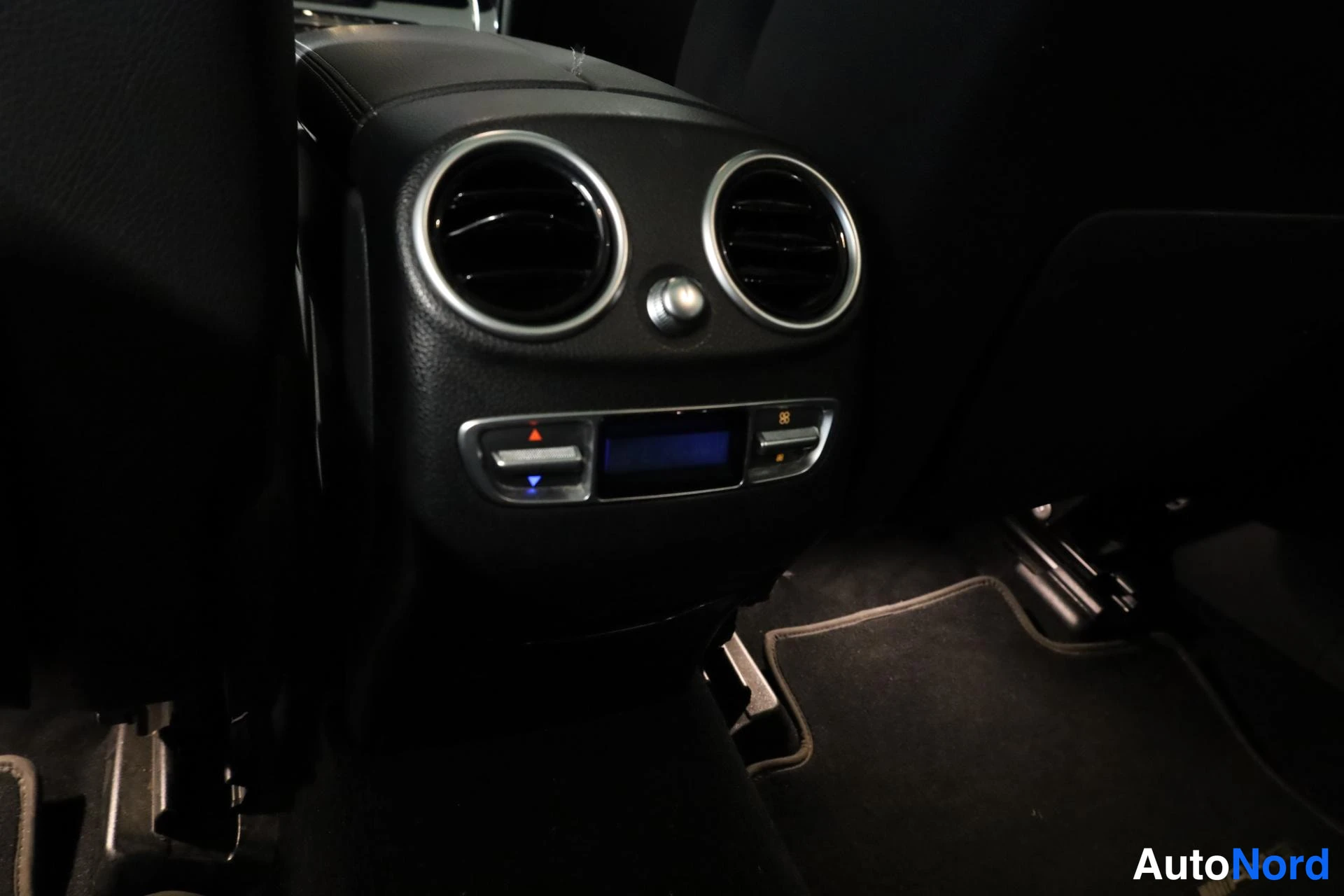 Valkoinen Mercedes-Benz GLC 2020, yksityiskohta, kuva 27