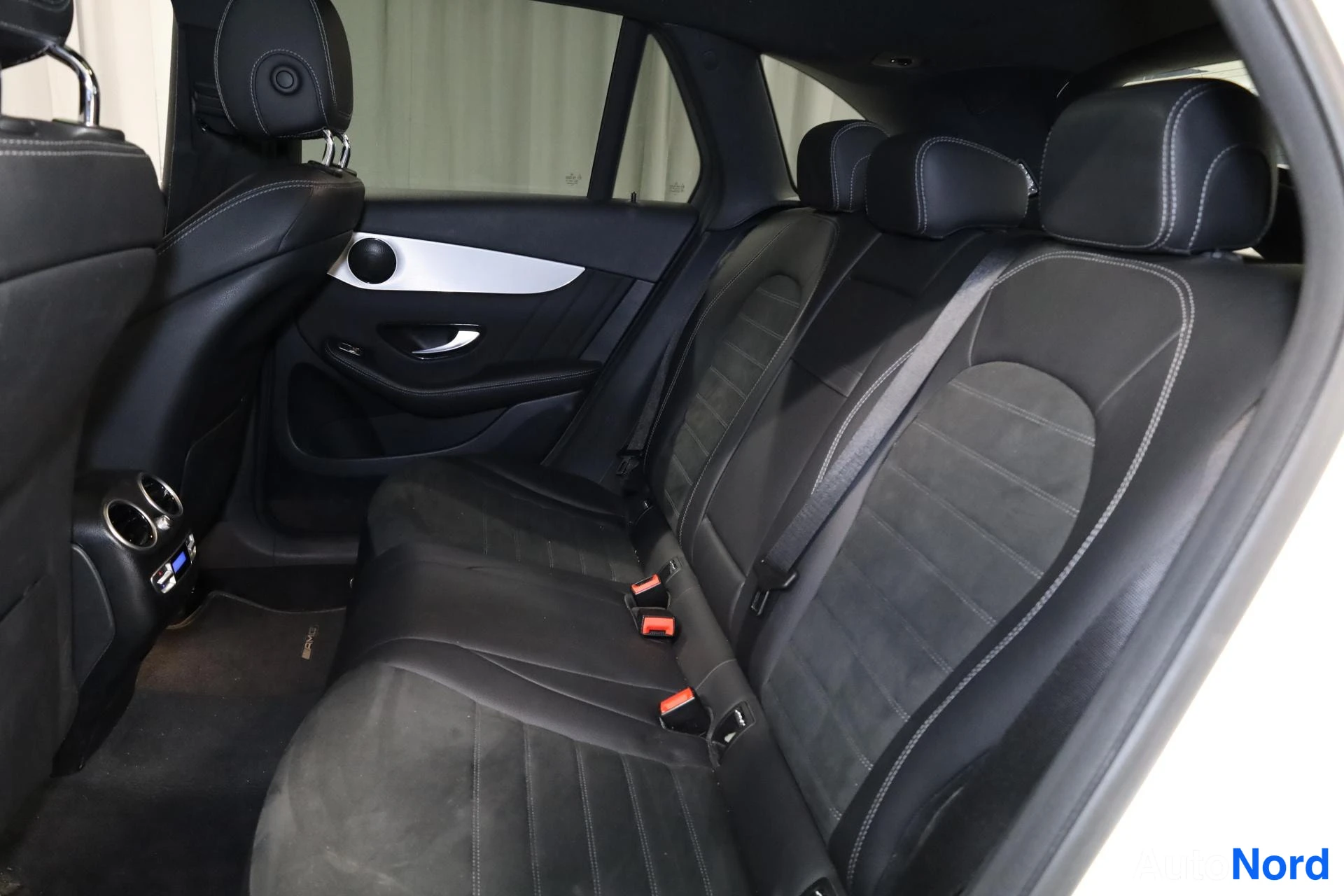 Valkoinen Mercedes-Benz GLC 2020, takaistuimet, kuva 15