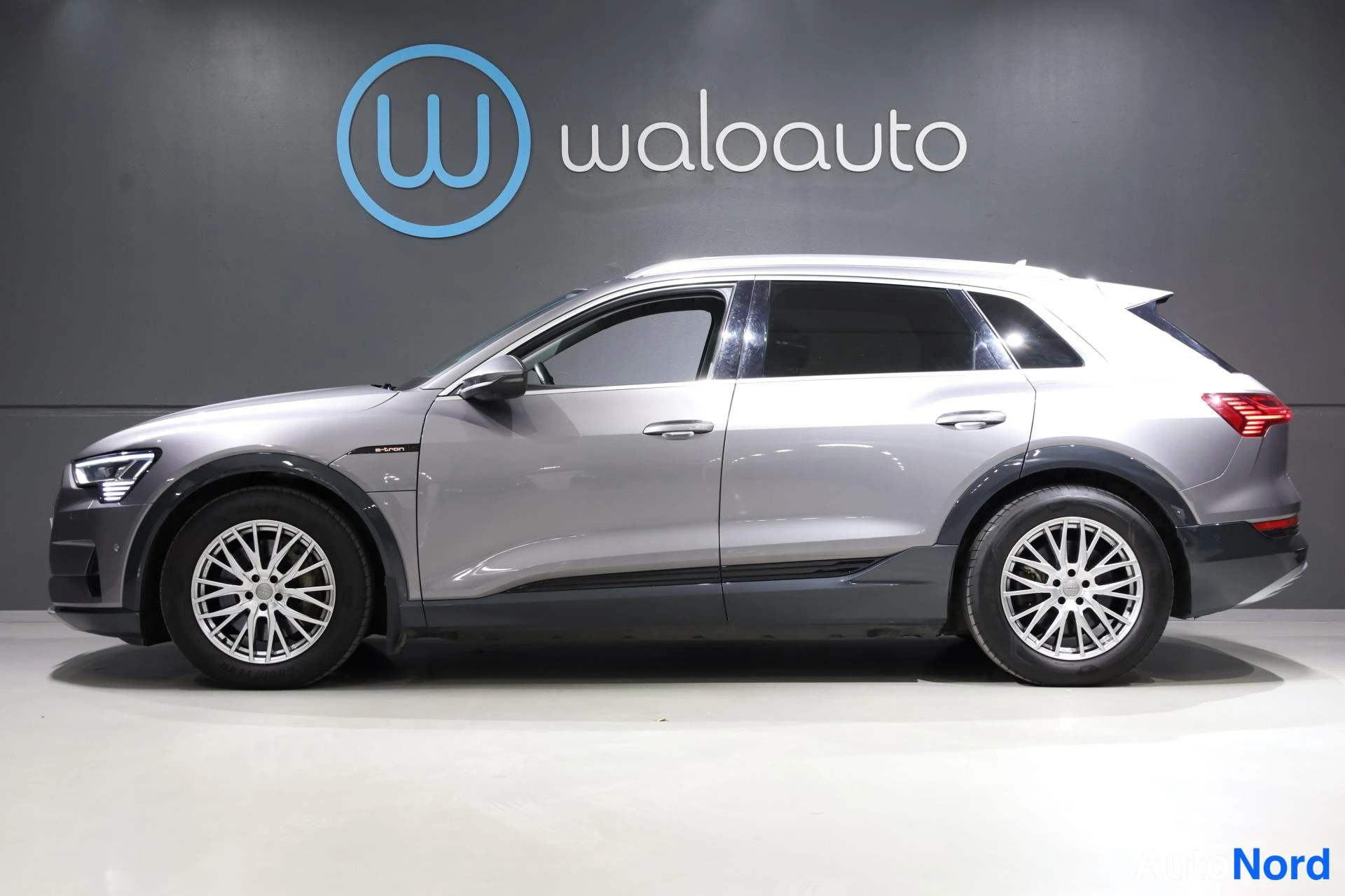 Harmaa Audi e-tron 2021, etuviisto, keula vasemmalle, kuva 2
