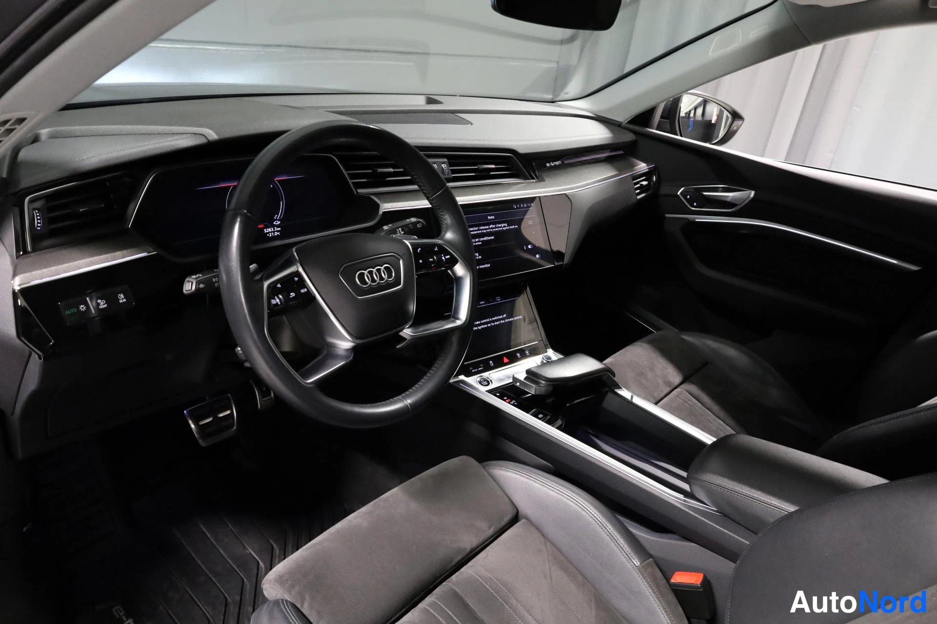 Harmaa Audi e-tron 2021, ohjaamo, kuva 9