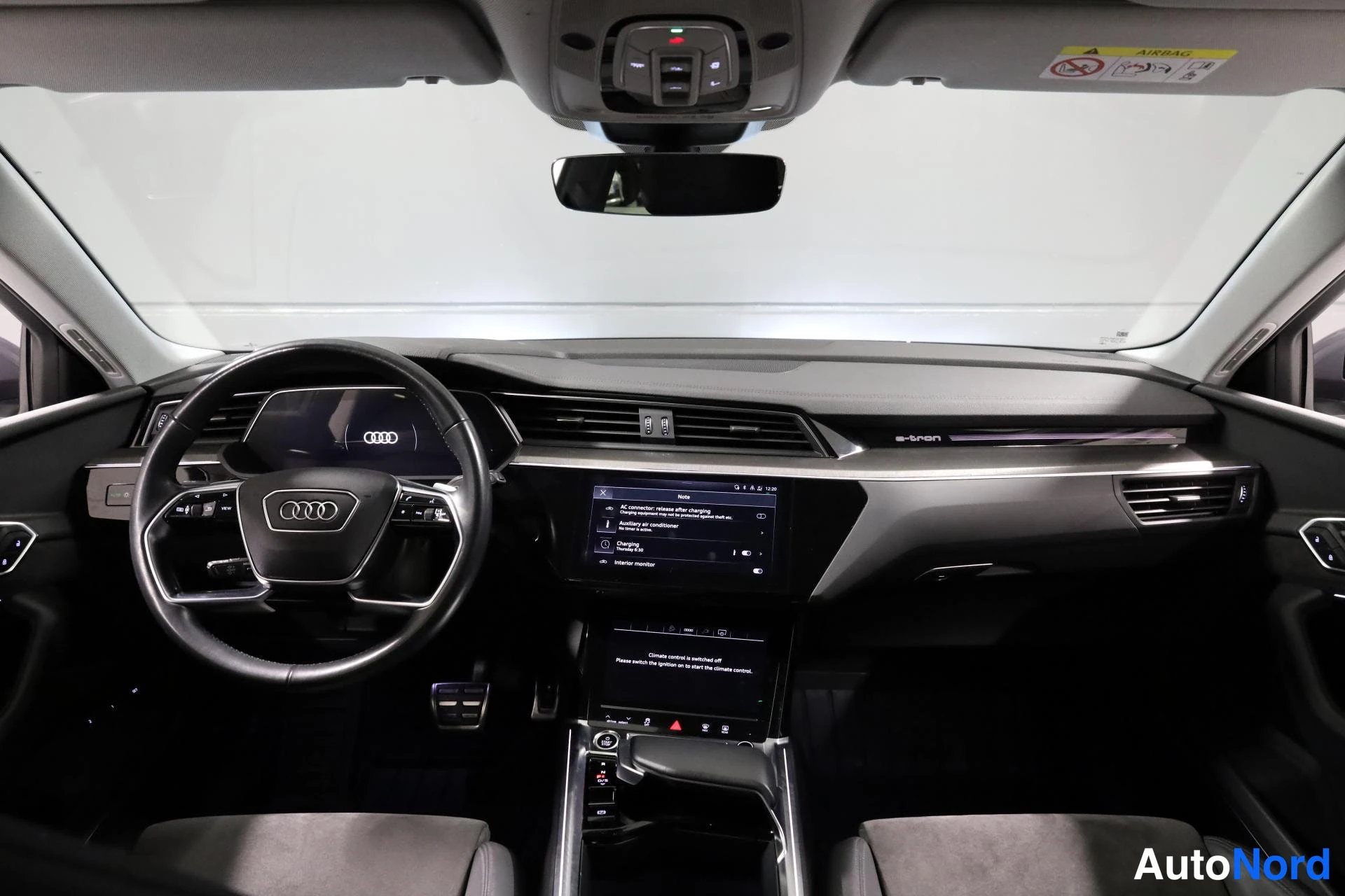 Harmaa Audi e-tron 2021, ohjaamo, kuva 10