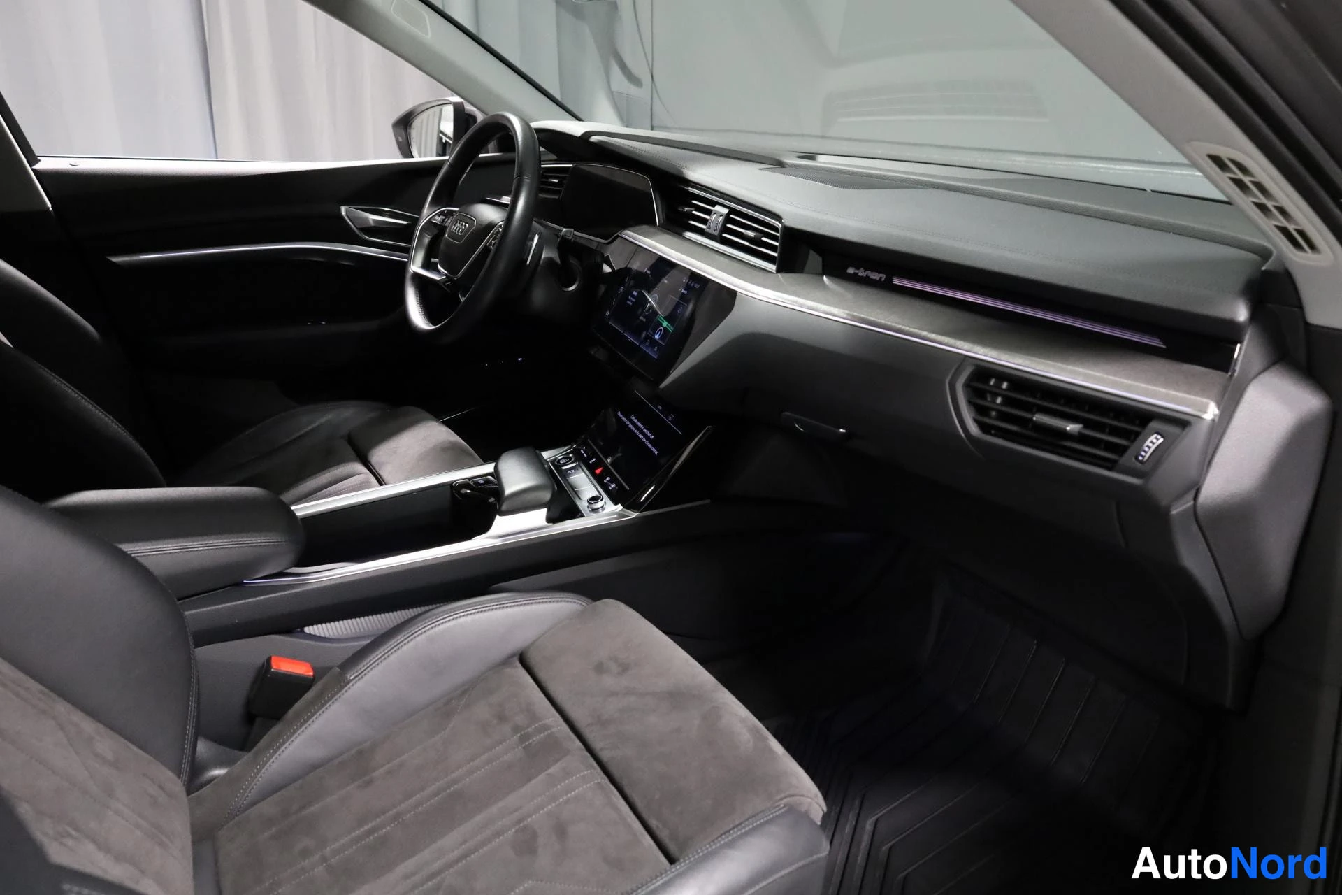 Harmaa Audi e-tron 2021, ohjaamo, kuva 11