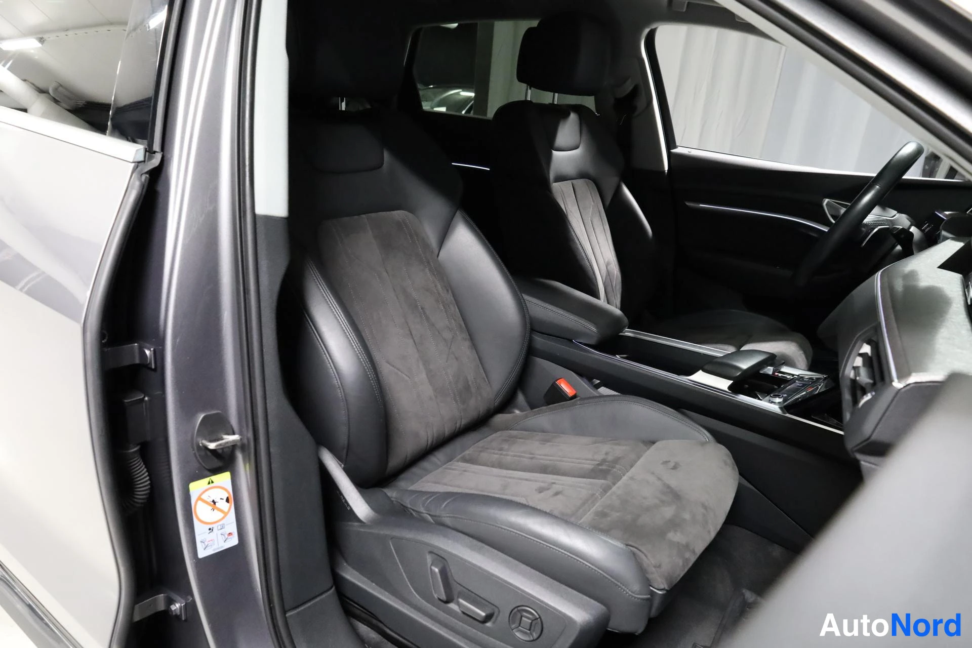 Harmaa Audi e-tron 2021, etuistuimet, kuva 17