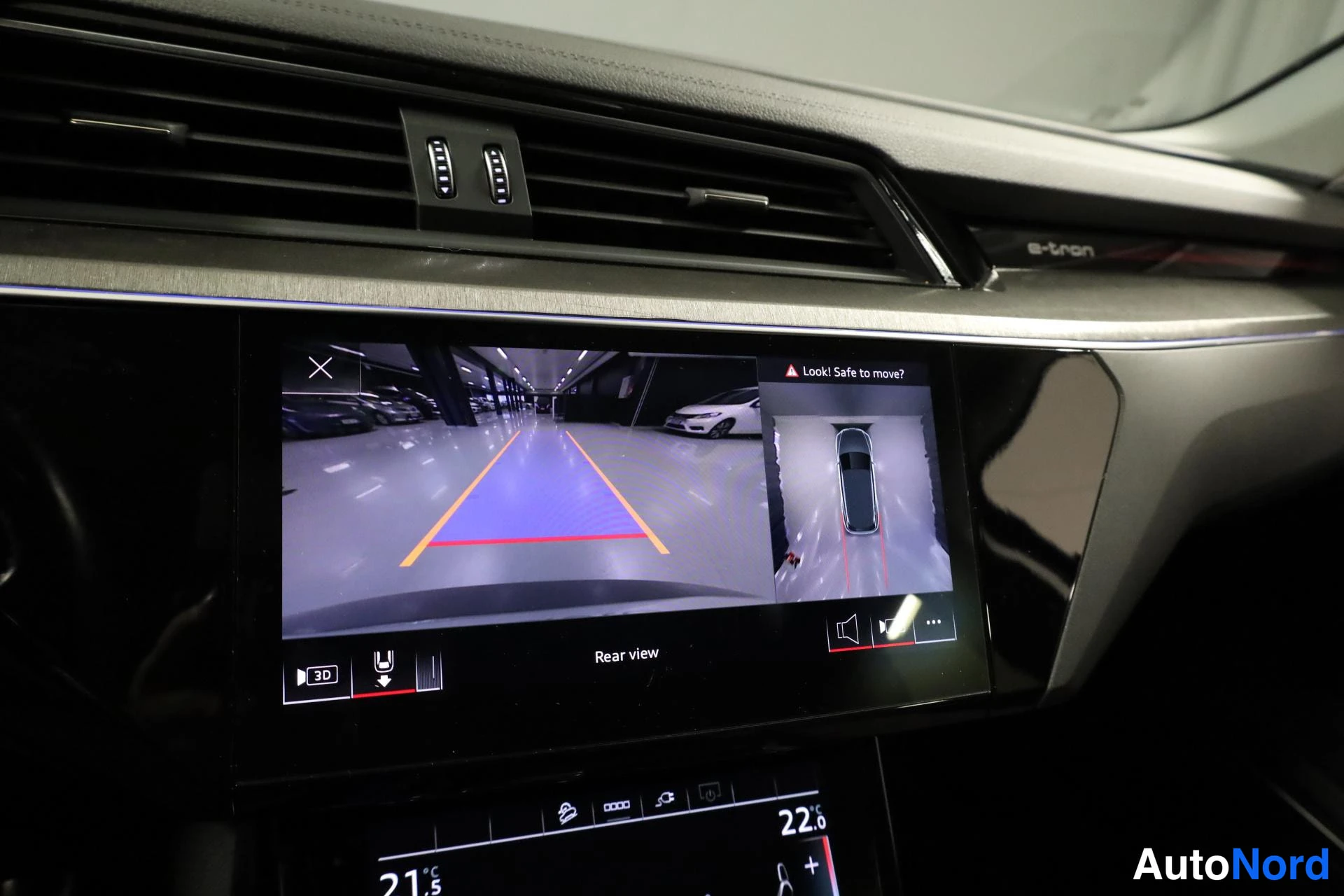 Harmaa Audi e-tron 2021, ohjaamo, kuva 13
