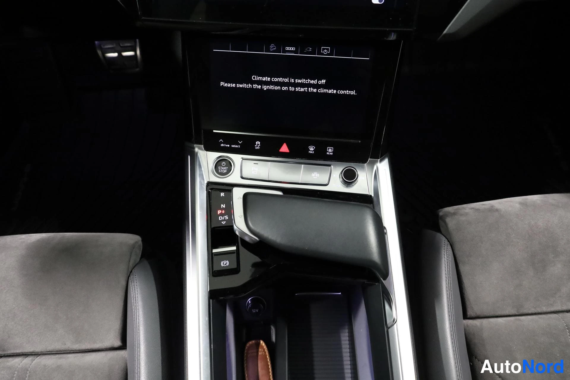 Harmaa Audi e-tron 2021, ohjaamo, kuva 15