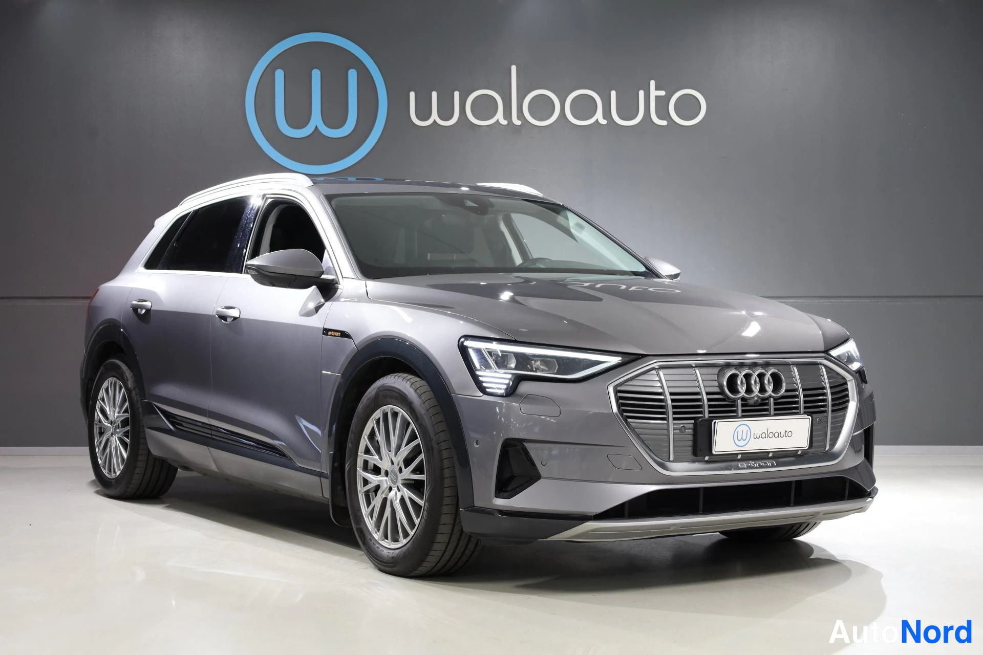 Harmaa Audi e-tron 2021, etuviisto, keula oikealle, kuva 3