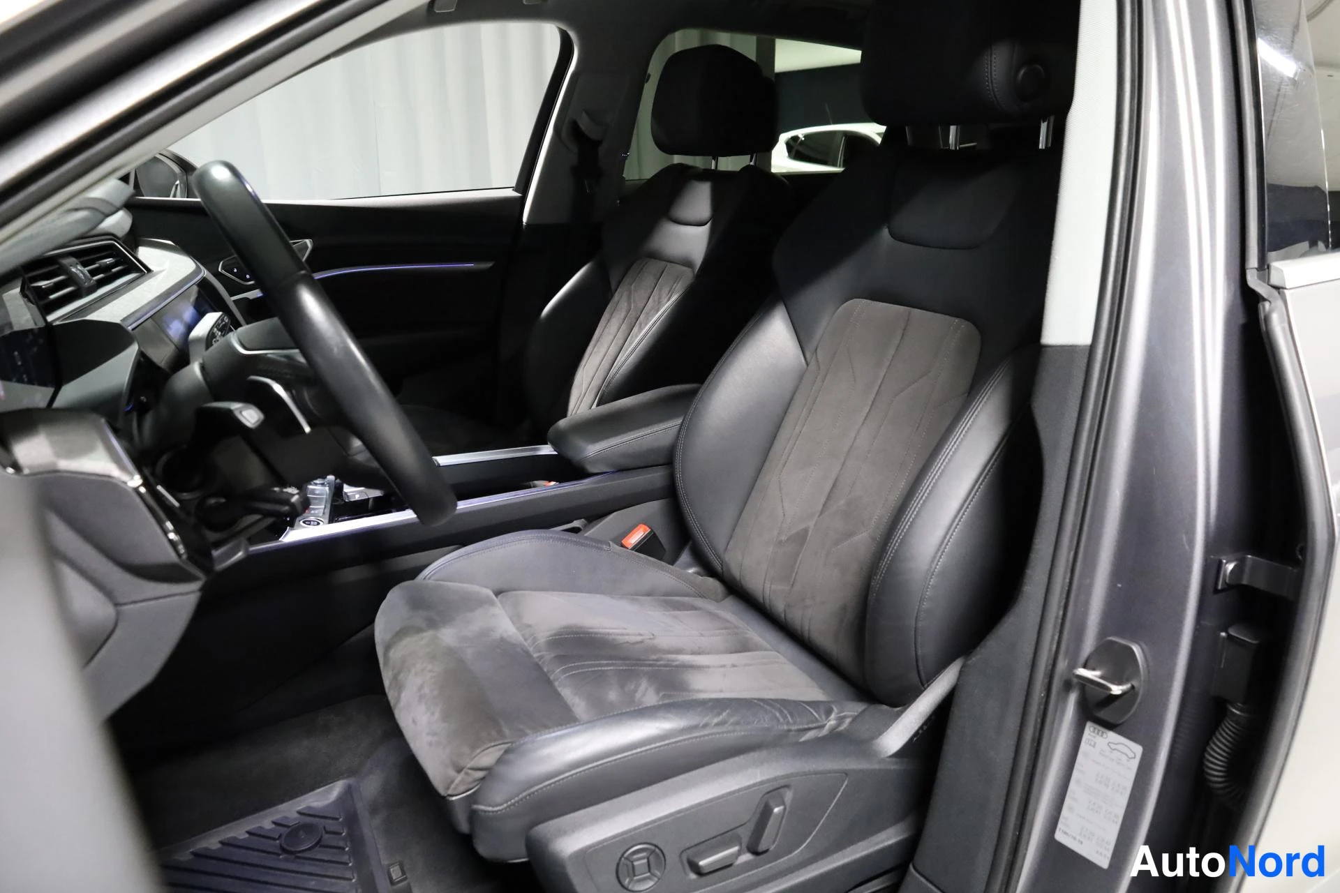 Harmaa Audi e-tron 2021, etuistuimet, kuva 16