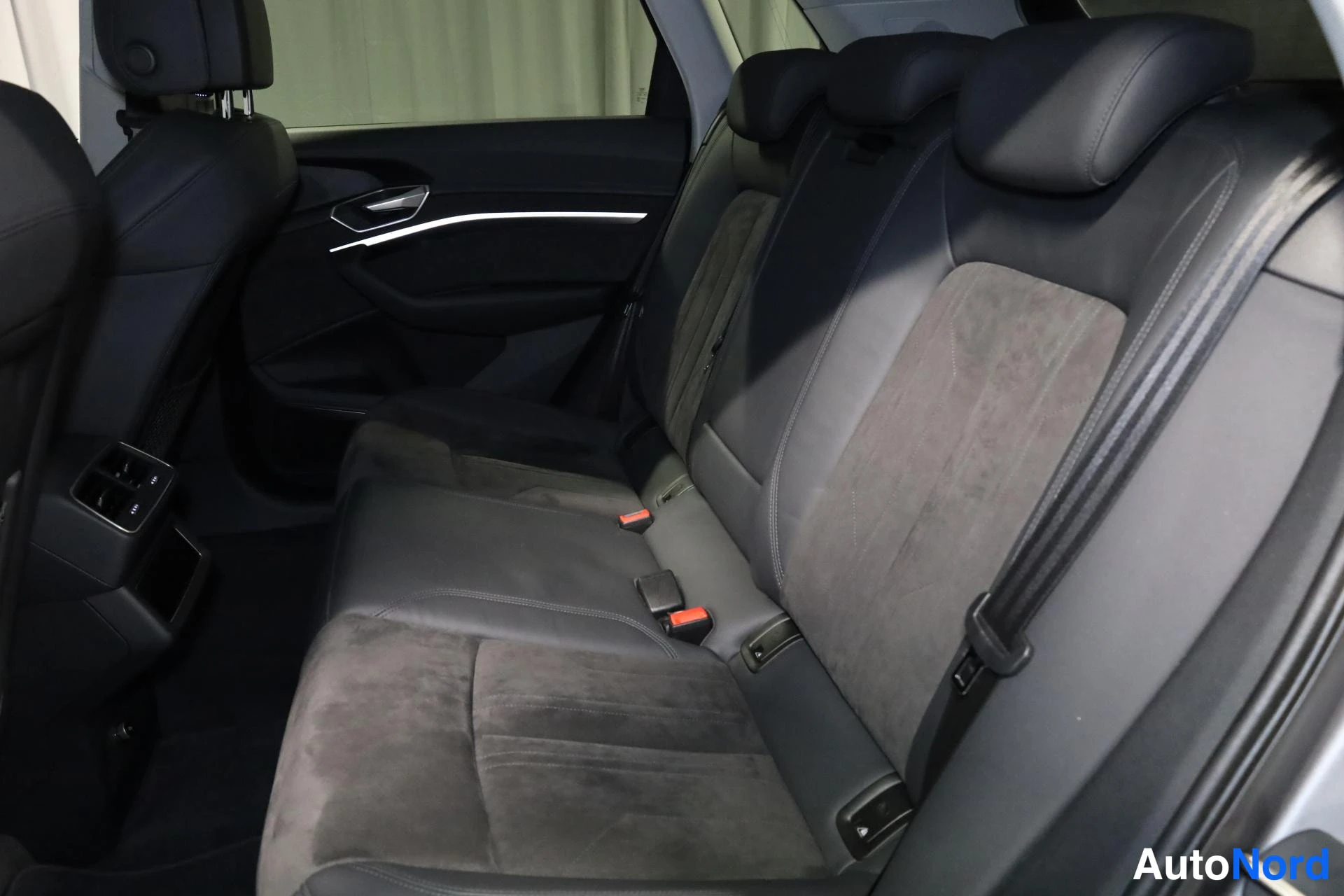Harmaa Audi e-tron 2021, takaistuimet, kuva 18