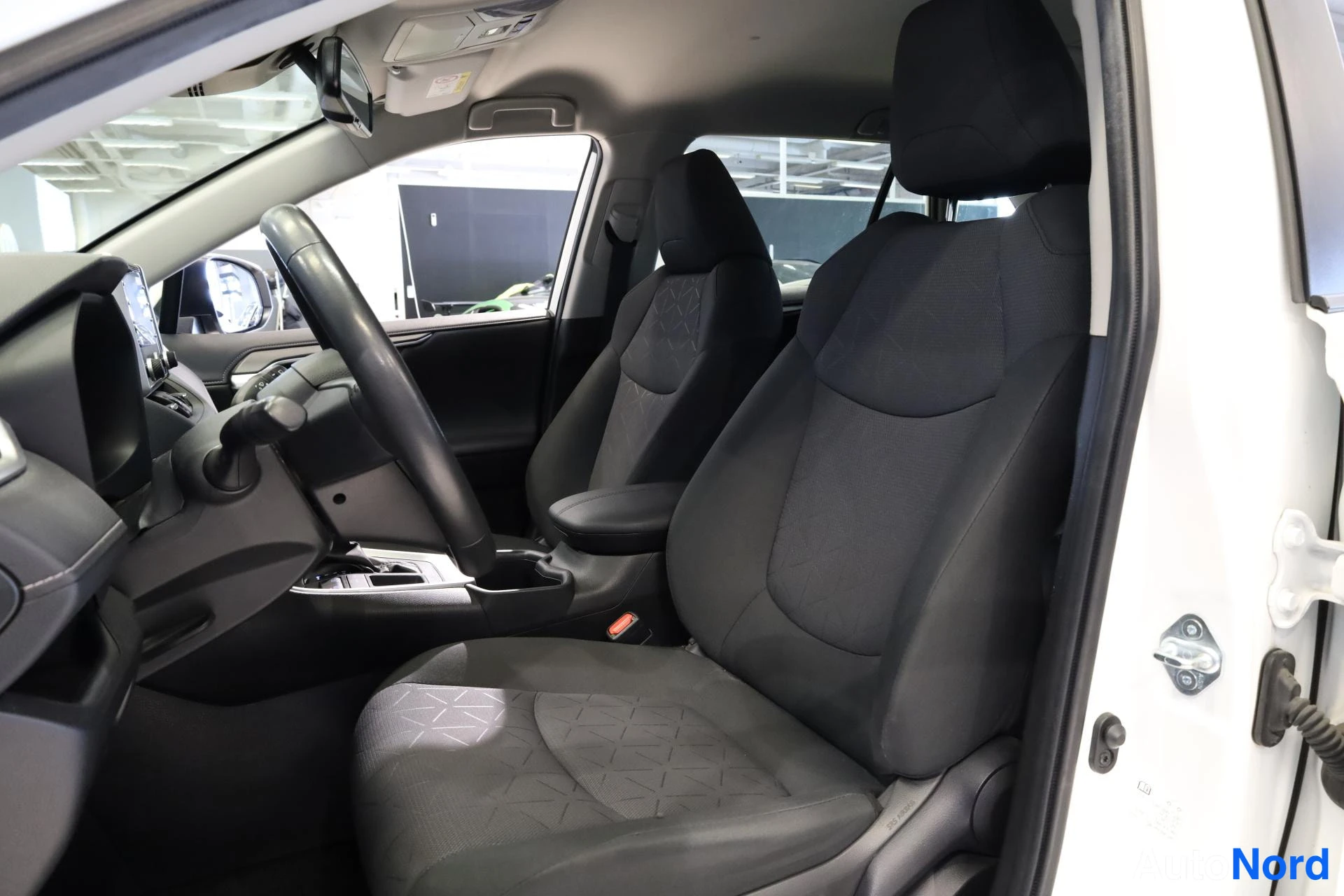Valkoinen Toyota RAV4 2022, etuistuimet, kuva 14