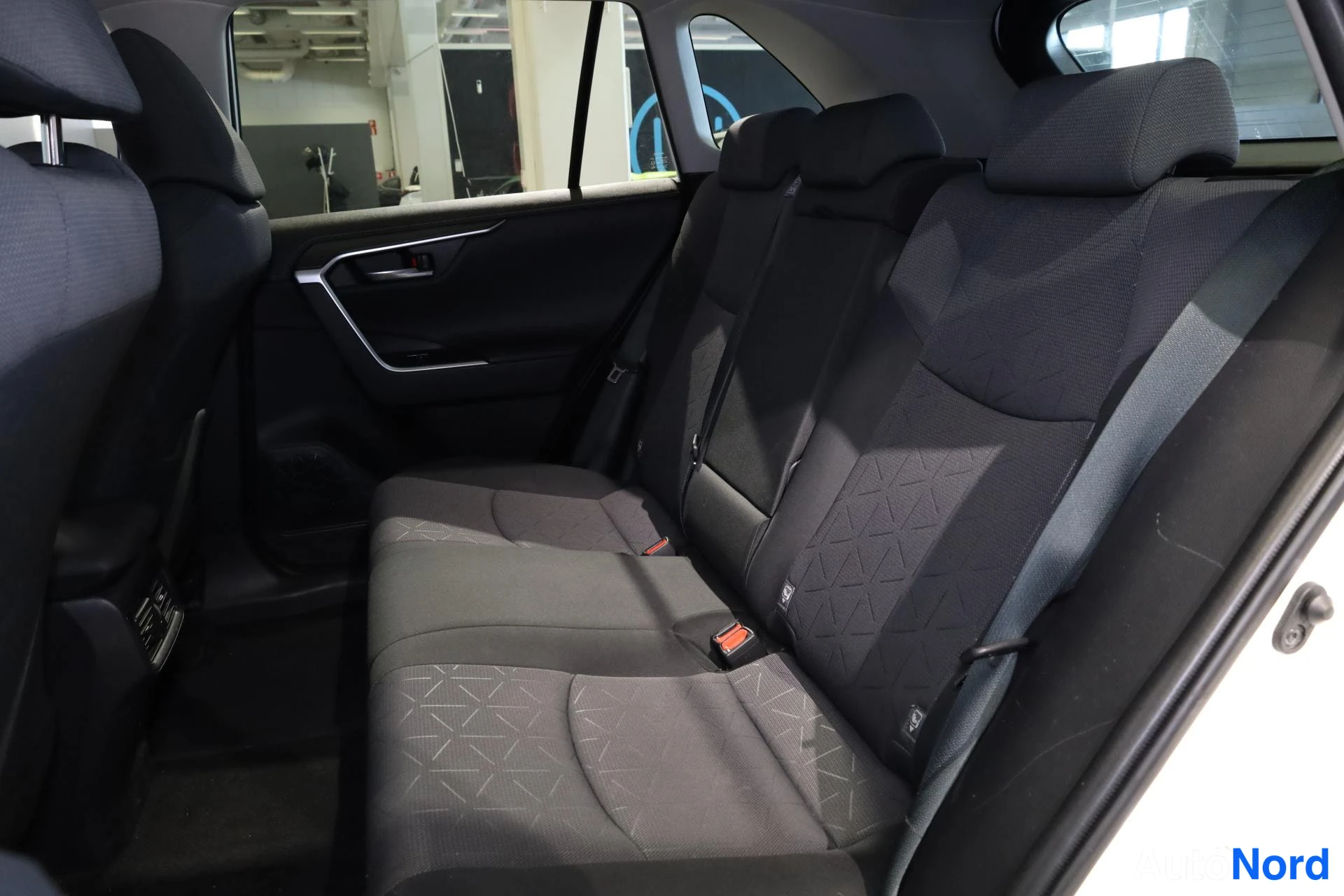 Valkoinen Toyota RAV4 2022, takaistuimet, kuva 16