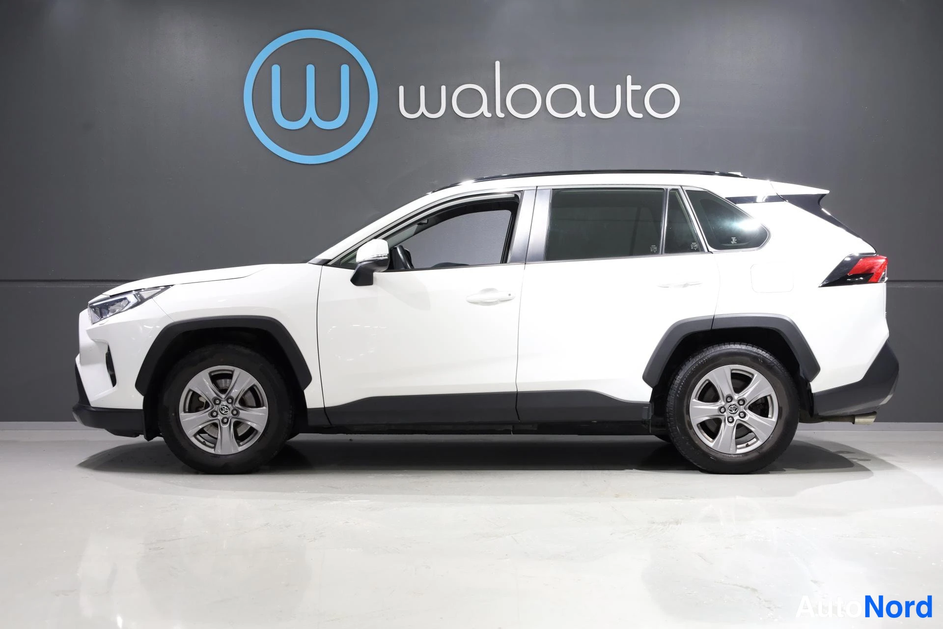 Valkoinen Toyota RAV4 2022, takaviisto, kuva 7