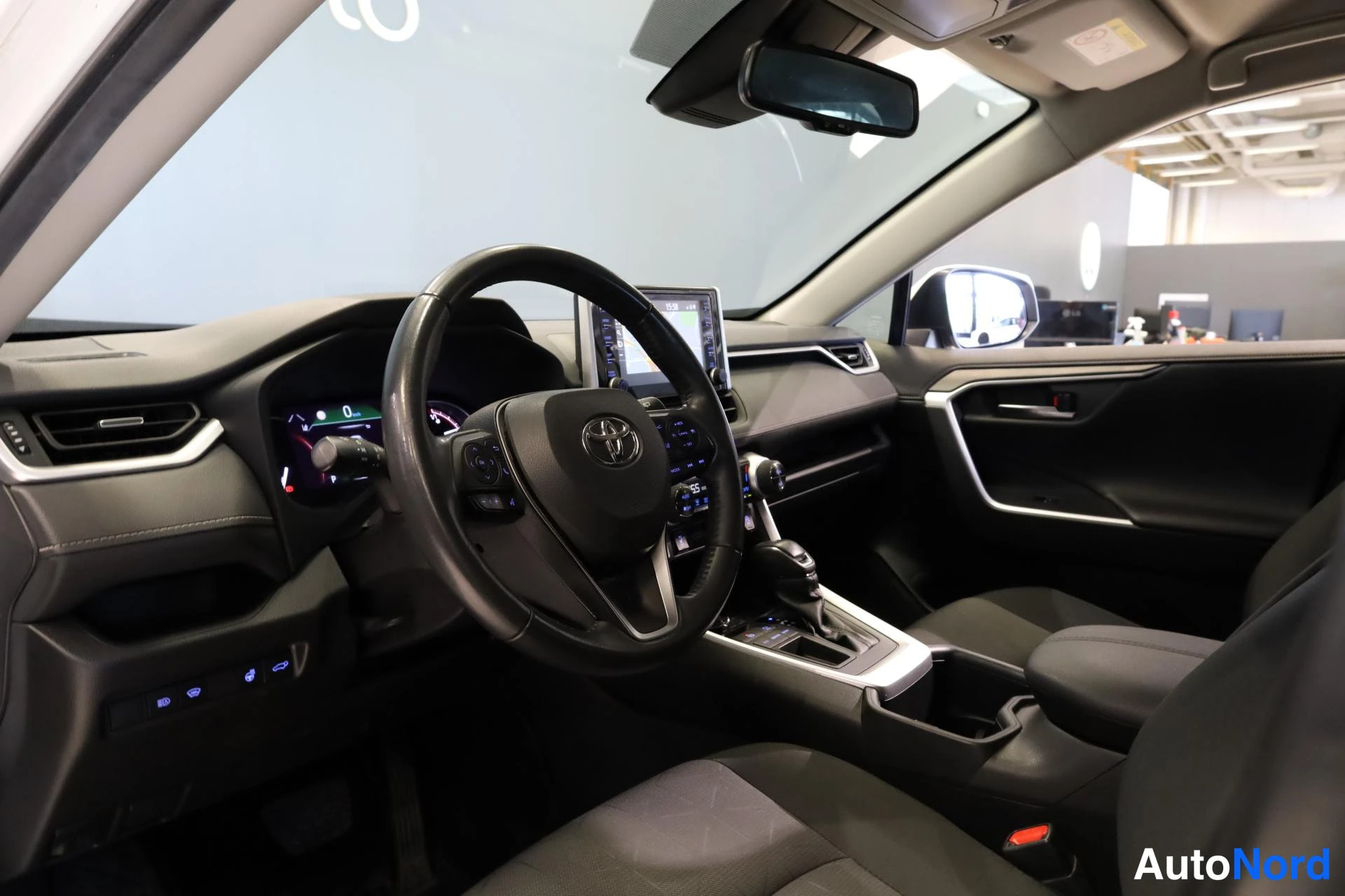 Valkoinen Toyota RAV4 2022, ohjaamo, kuva 9