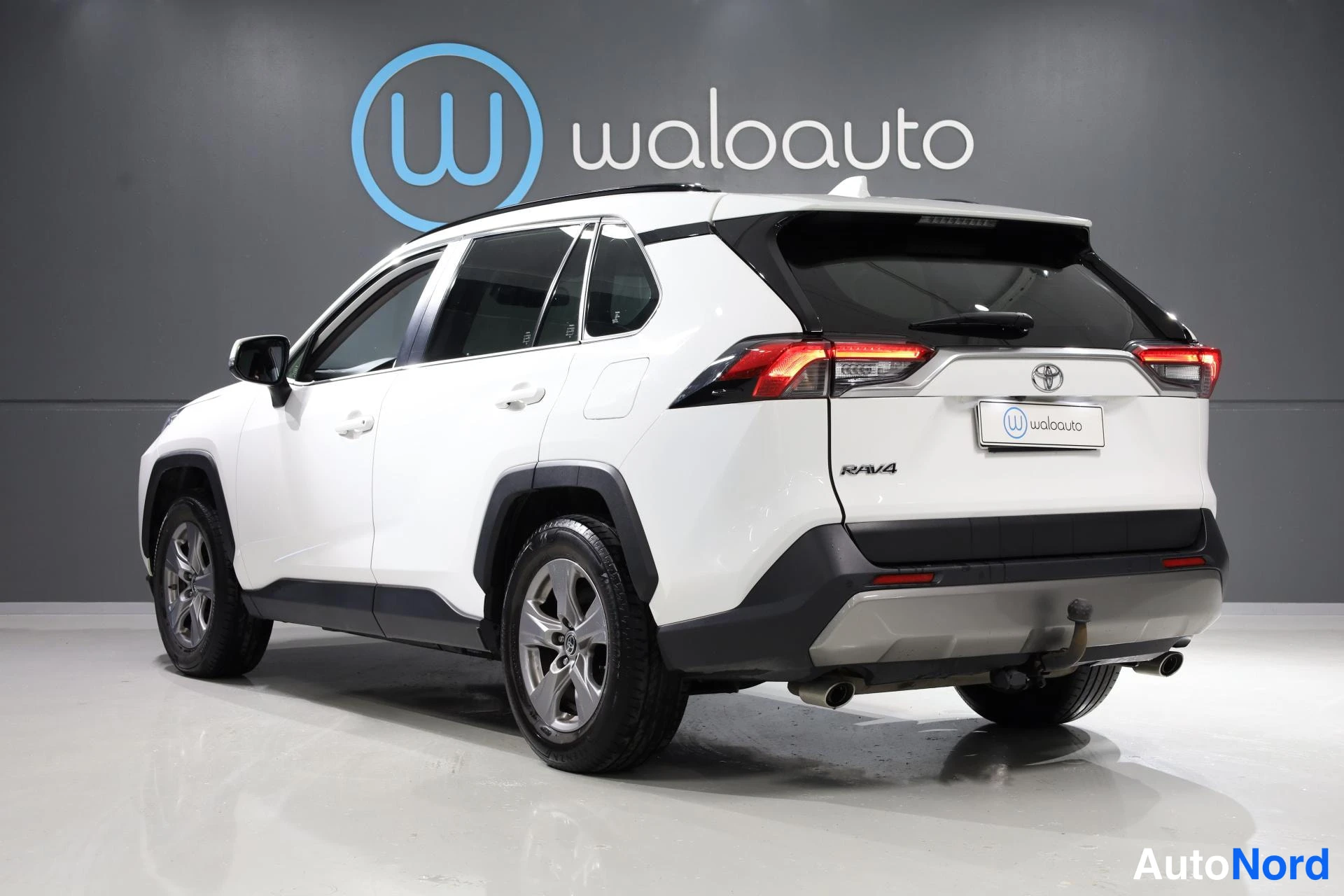 Valkoinen Toyota RAV4 2022, takaviisto, kuva 5