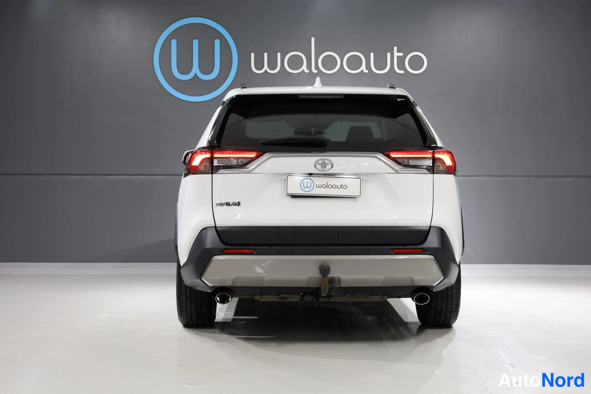 Valkoinen Toyota RAV4 2022, takaa, kuva 8