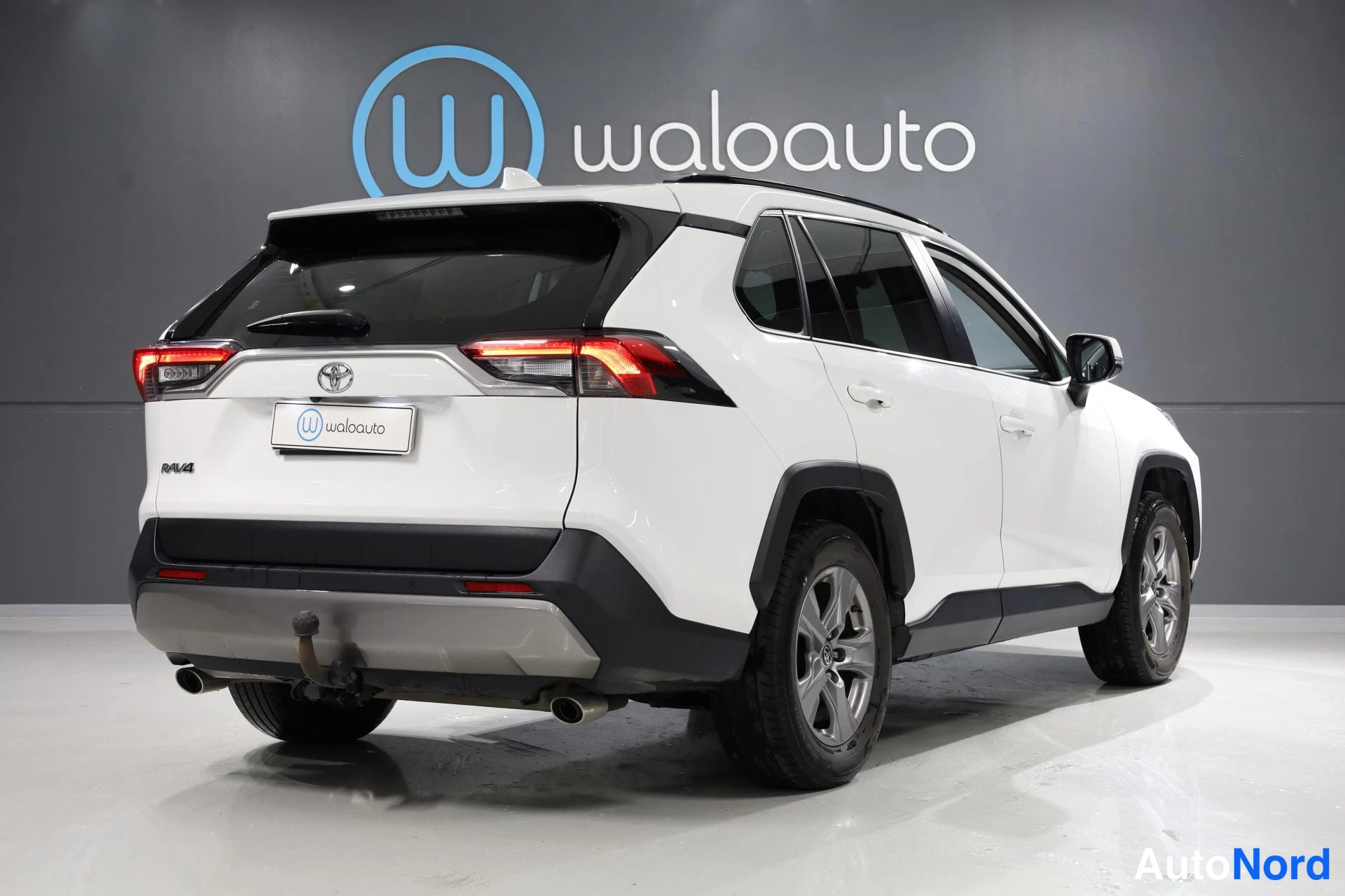 Valkoinen Toyota RAV4 2022, takaviisto, kuva 6