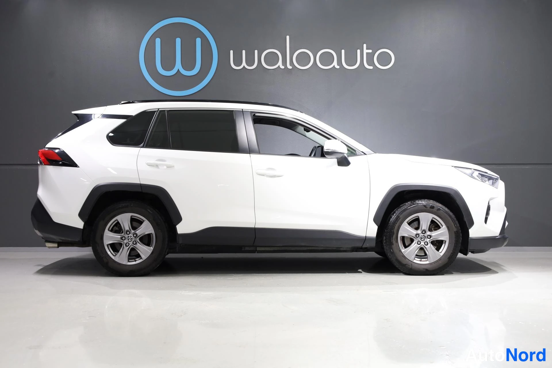 Valkoinen Toyota RAV4 2022, sivulta, kuva 4