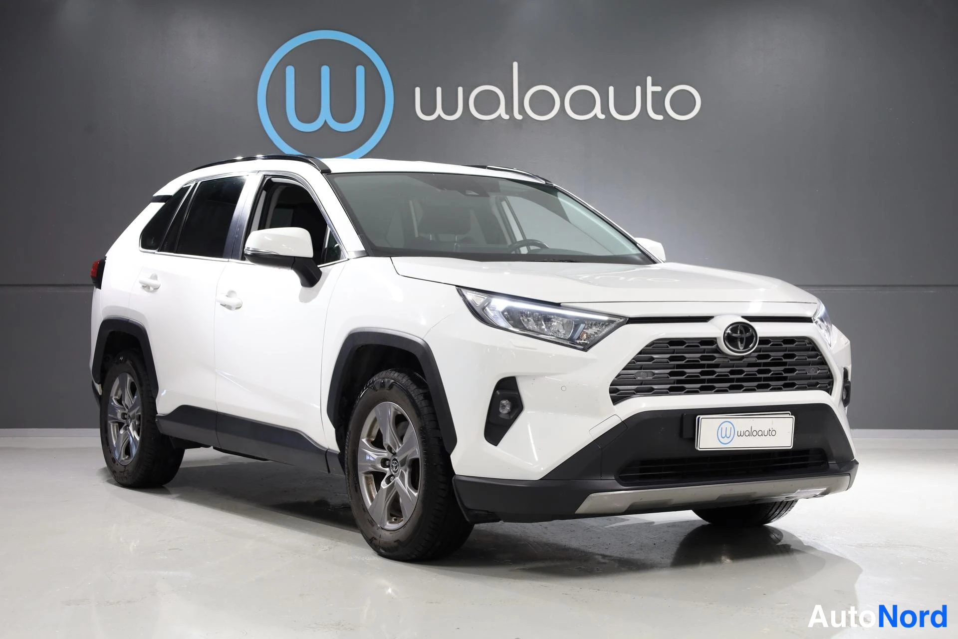 Valkoinen Toyota RAV4 2022, etuviisto, keula oikealle, kuva 2