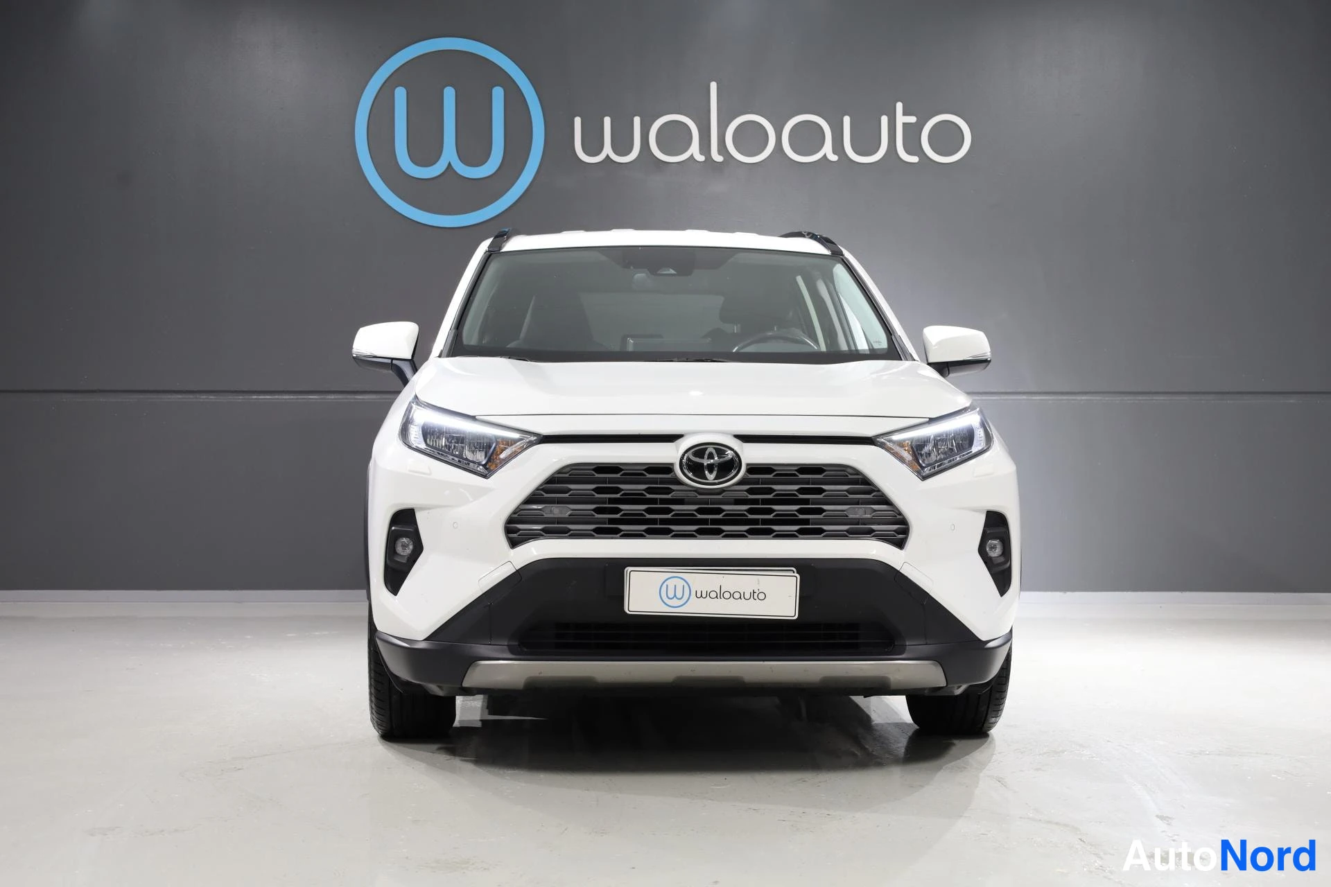 Valkoinen Toyota RAV4 2022, edestä, kuva 3