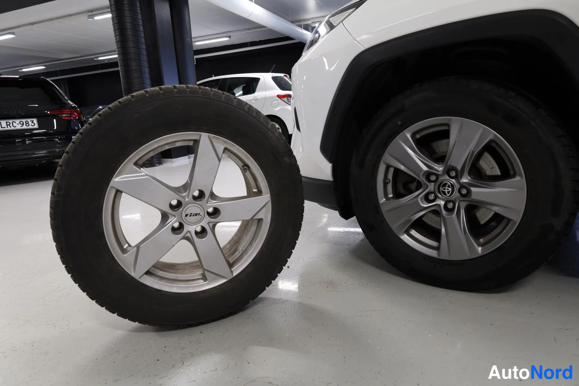 Valkoinen Toyota RAV4 2022, yksityiskohta, kuva 25