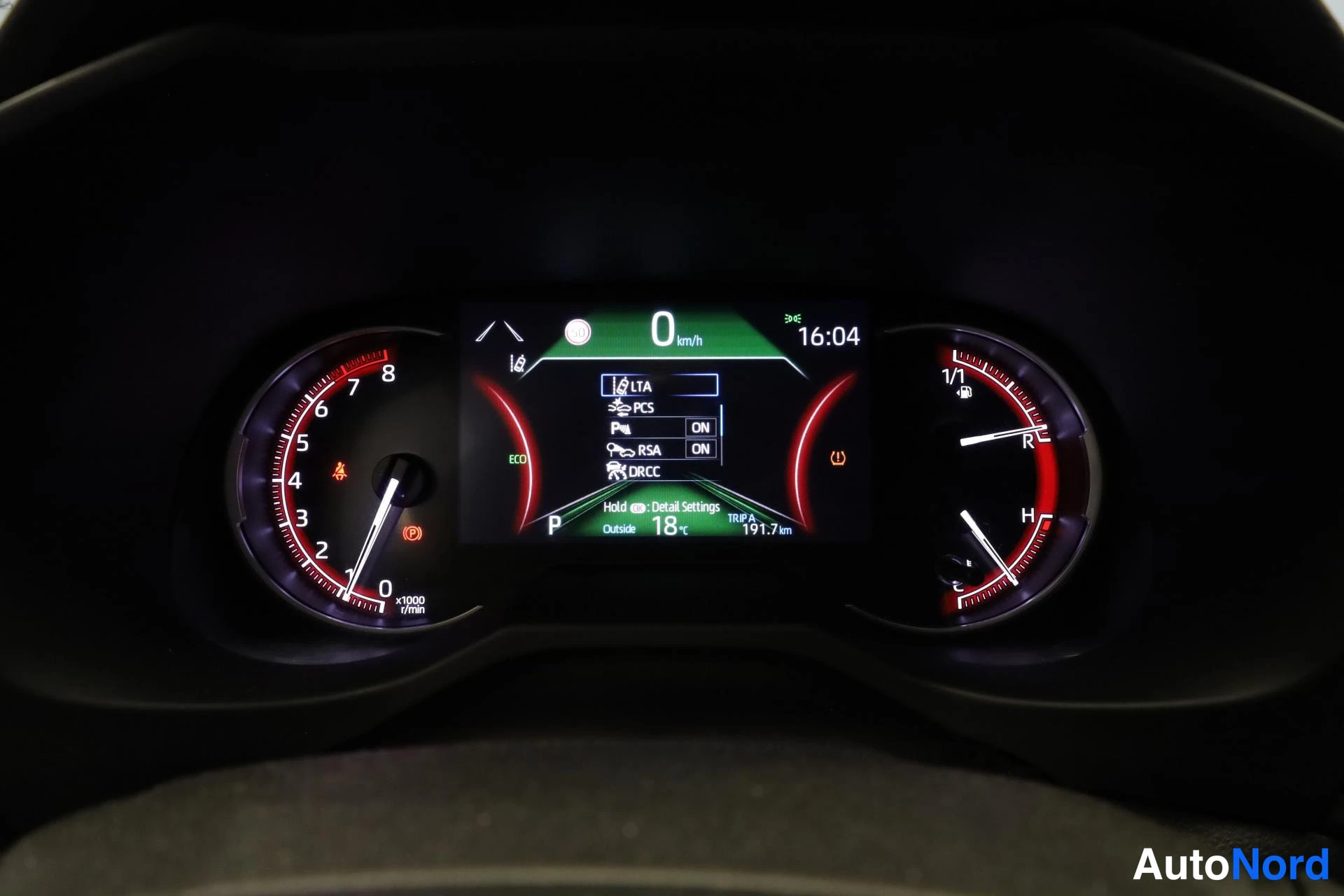 Valkoinen Toyota RAV4 2022, yksityiskohta, kuva 19