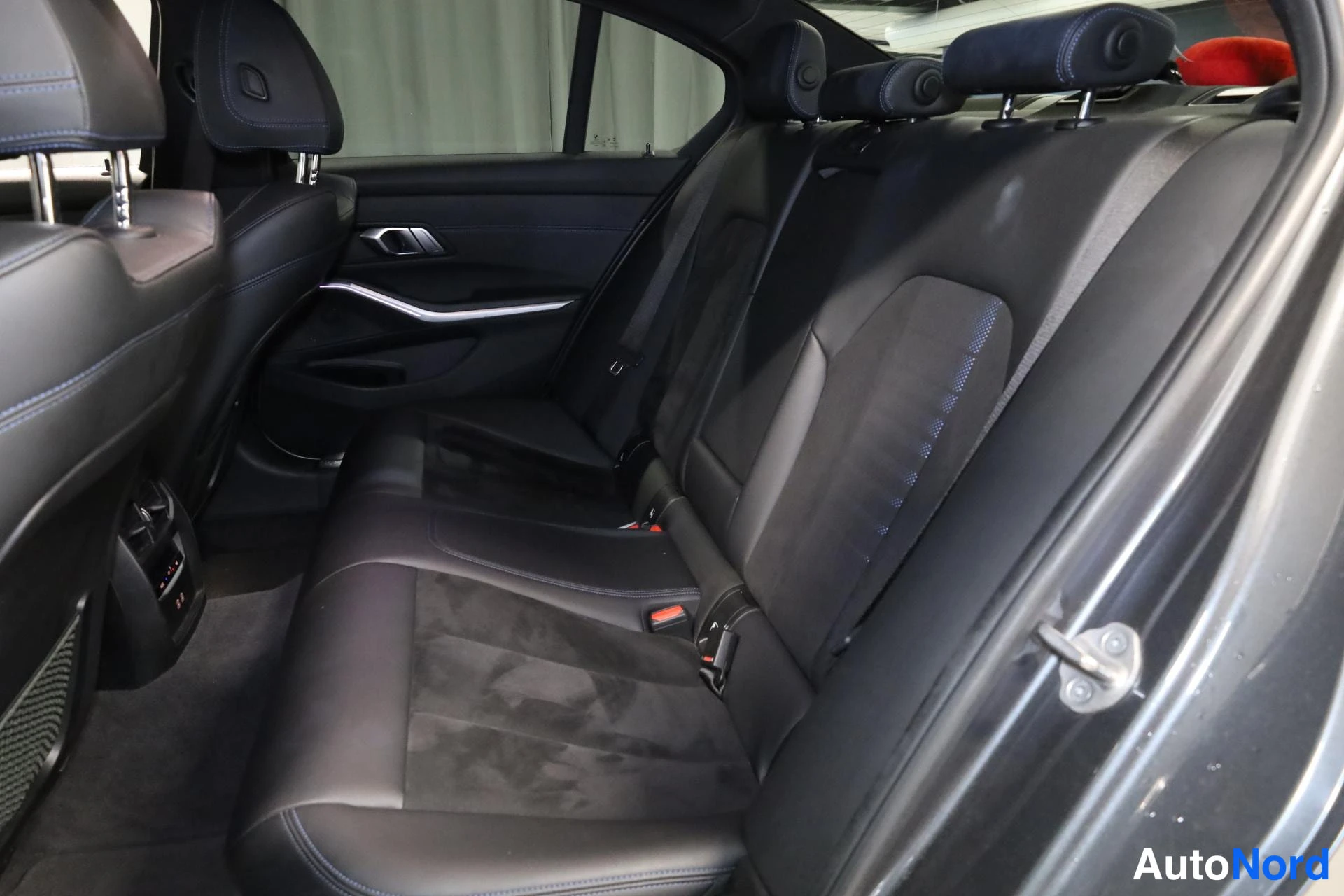 Harmaa BMW 330e xDrive 2020, takaistuimet, kuva 16