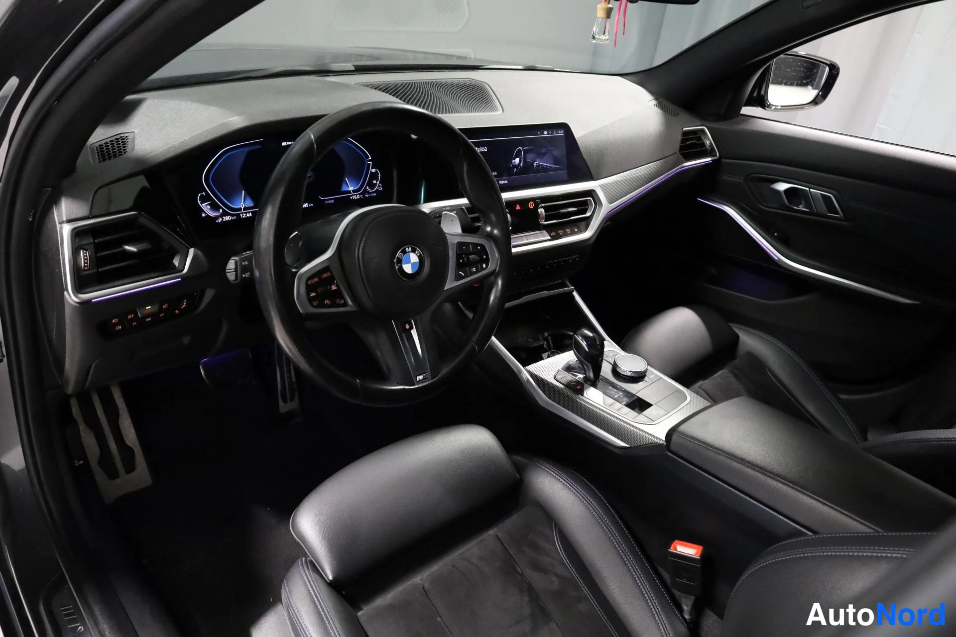 Harmaa BMW 330e xDrive 2020, ohjaamo, kuva 11