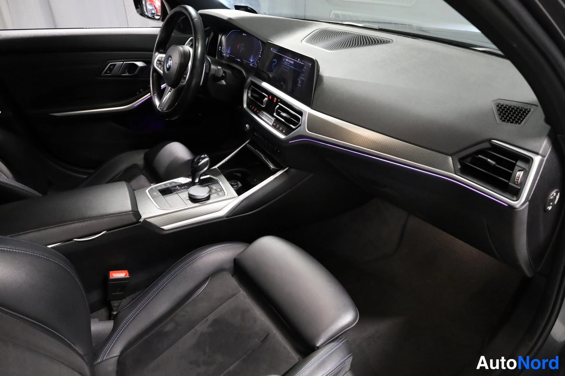 Harmaa BMW 330e xDrive 2020, ohjaamo, kuva 13