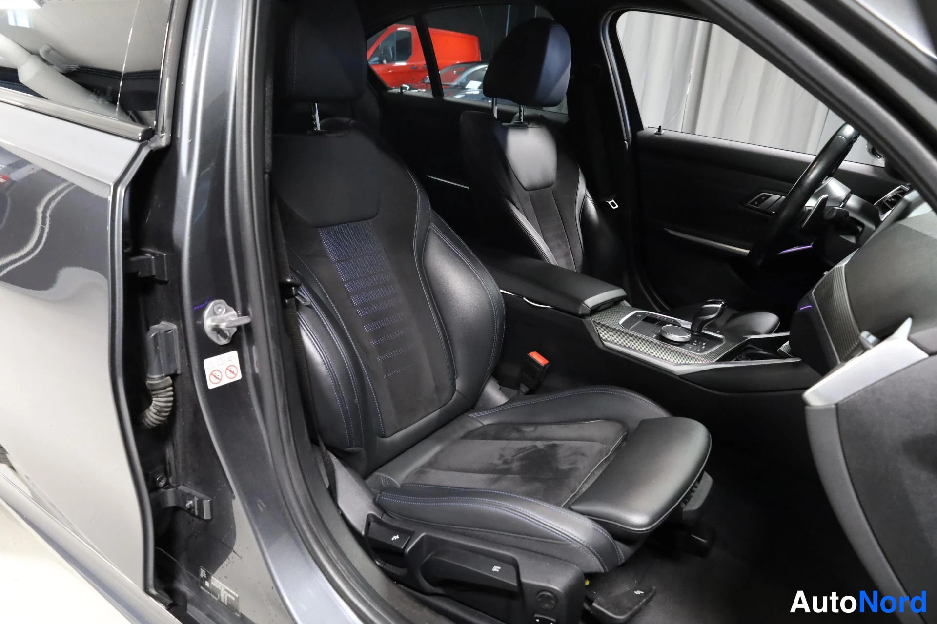 Harmaa BMW 330e xDrive 2020, etuistuimet, kuva 15