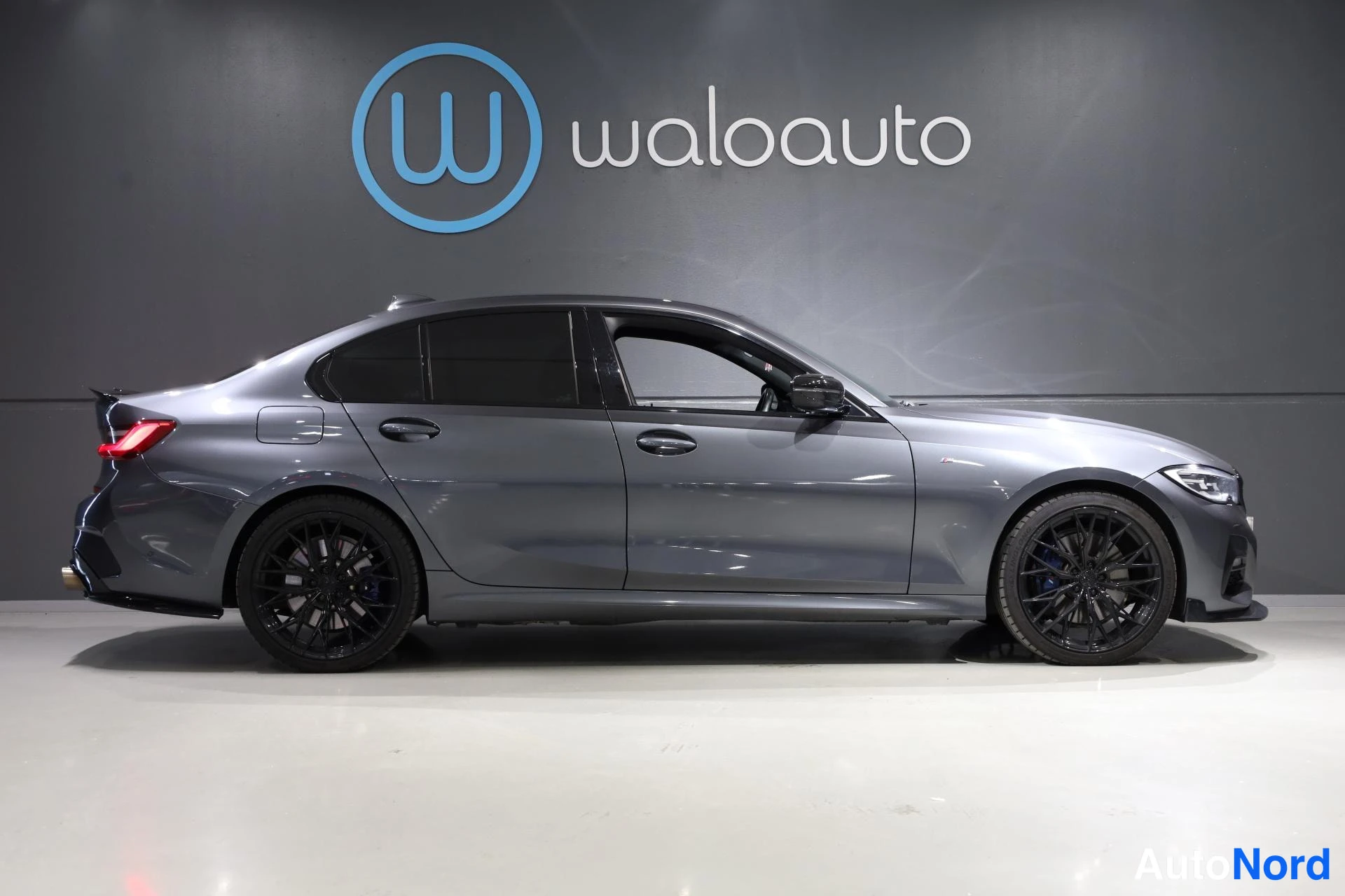 Harmaa BMW 330e xDrive 2020, sivulta, kuva 5