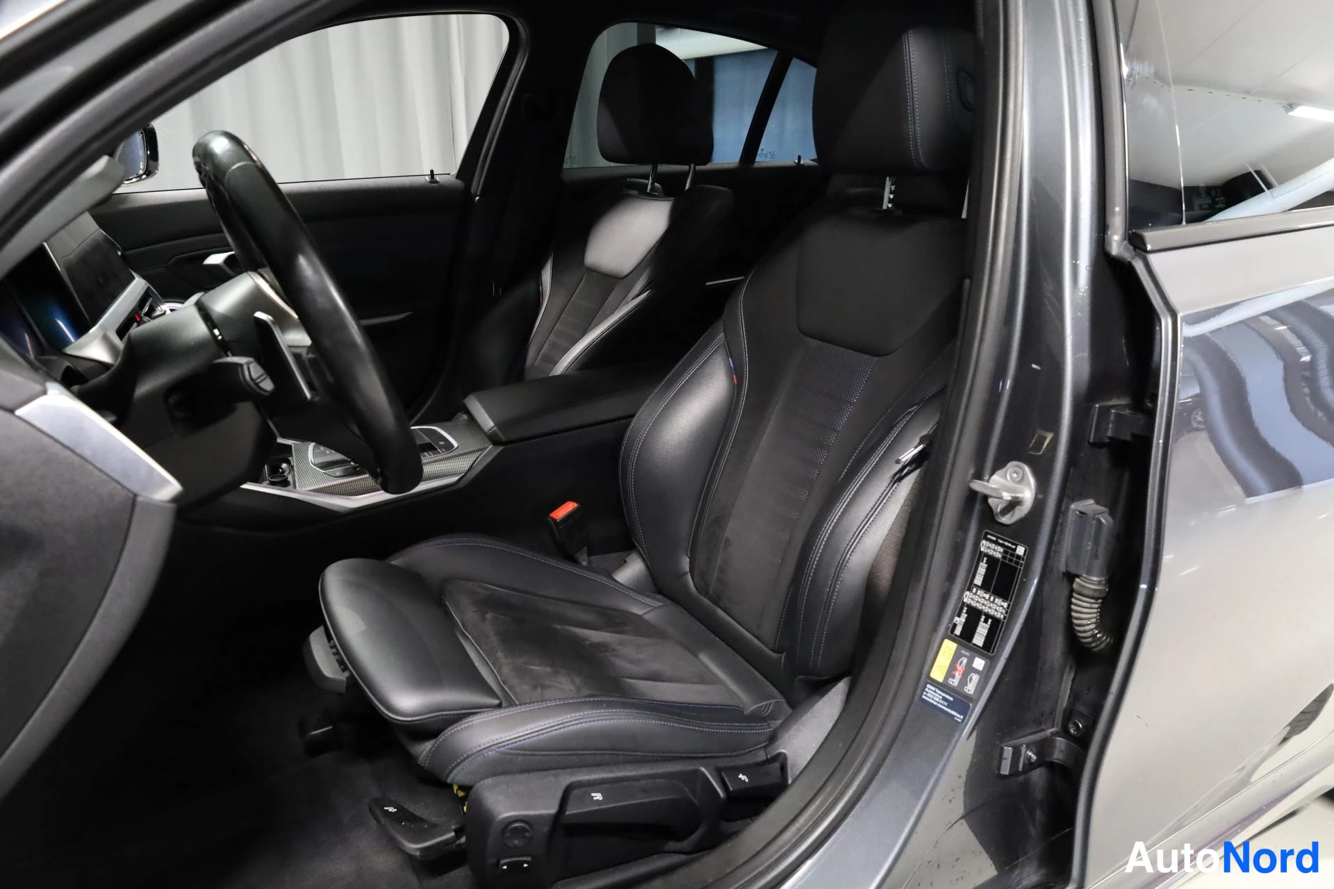 Harmaa BMW 330e xDrive 2020, etuistuimet, kuva 14