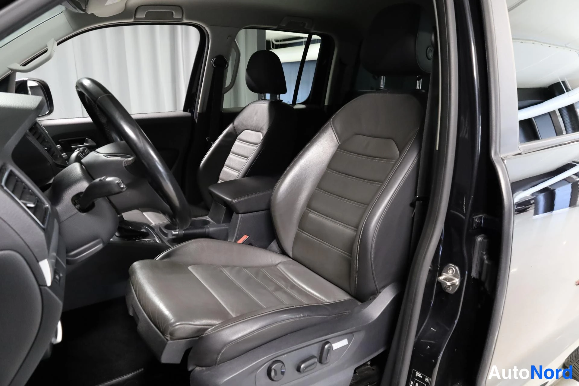 Musta Volkswagen Amarok 2019, etuistuimet, kuva 13
