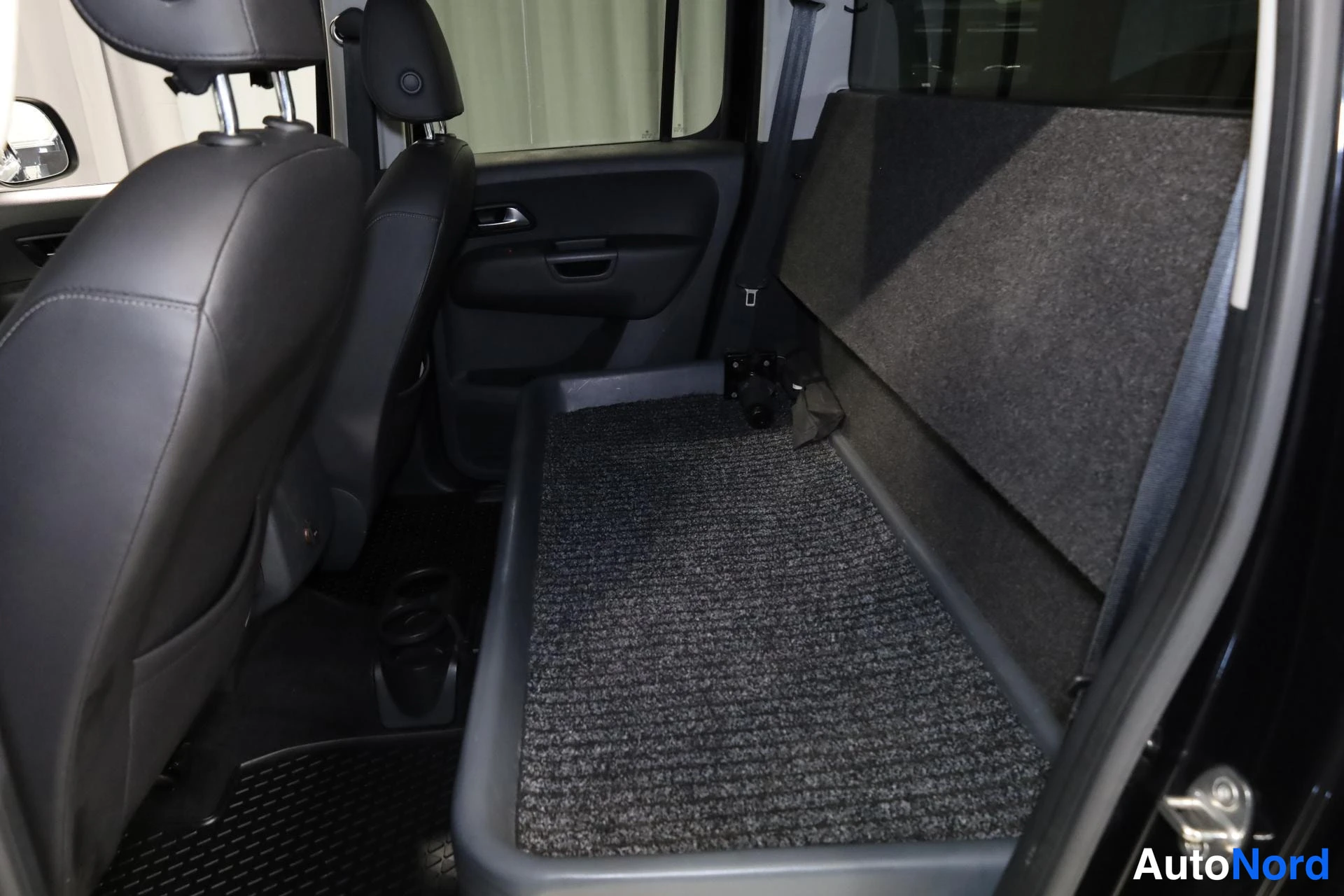 Musta Volkswagen Amarok 2019, takaistuimet, kuva 15