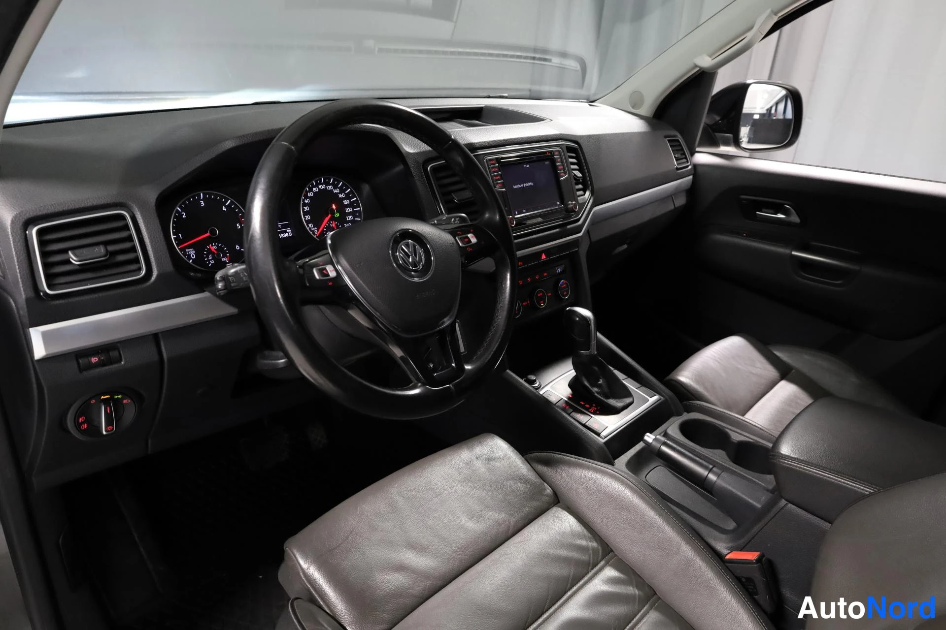 Musta Volkswagen Amarok 2019, ohjaamo, kuva 9