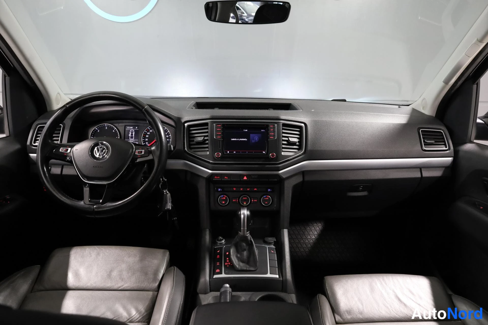 Musta Volkswagen Amarok 2019, ohjaamo, kuva 10