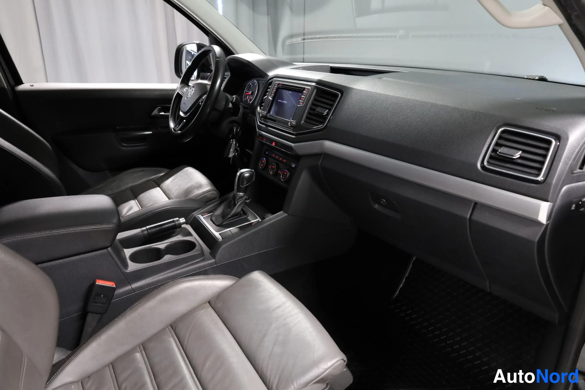 Musta Volkswagen Amarok 2019, ohjaamo, kuva 11