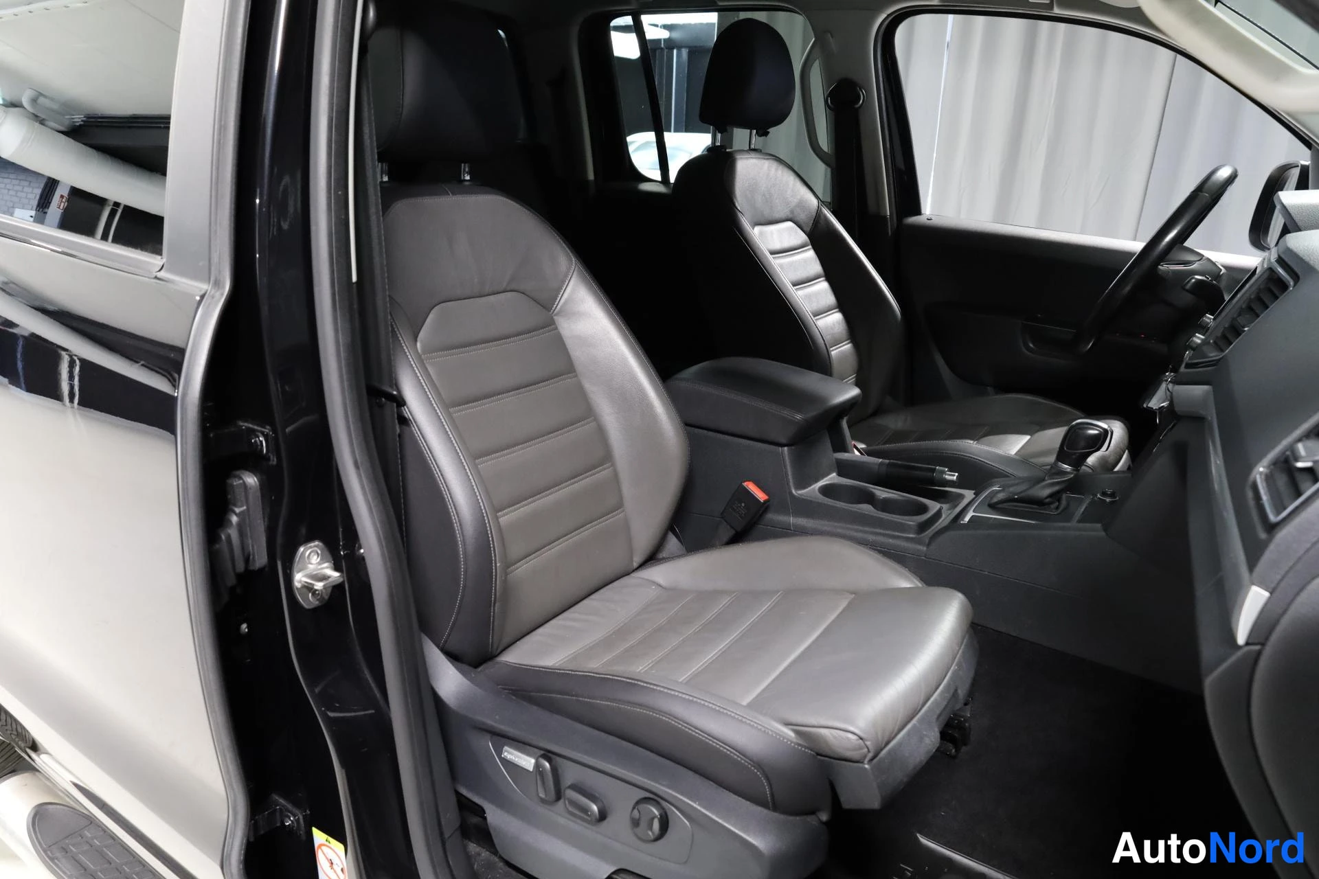 Musta Volkswagen Amarok 2019, etuistuimet, kuva 14