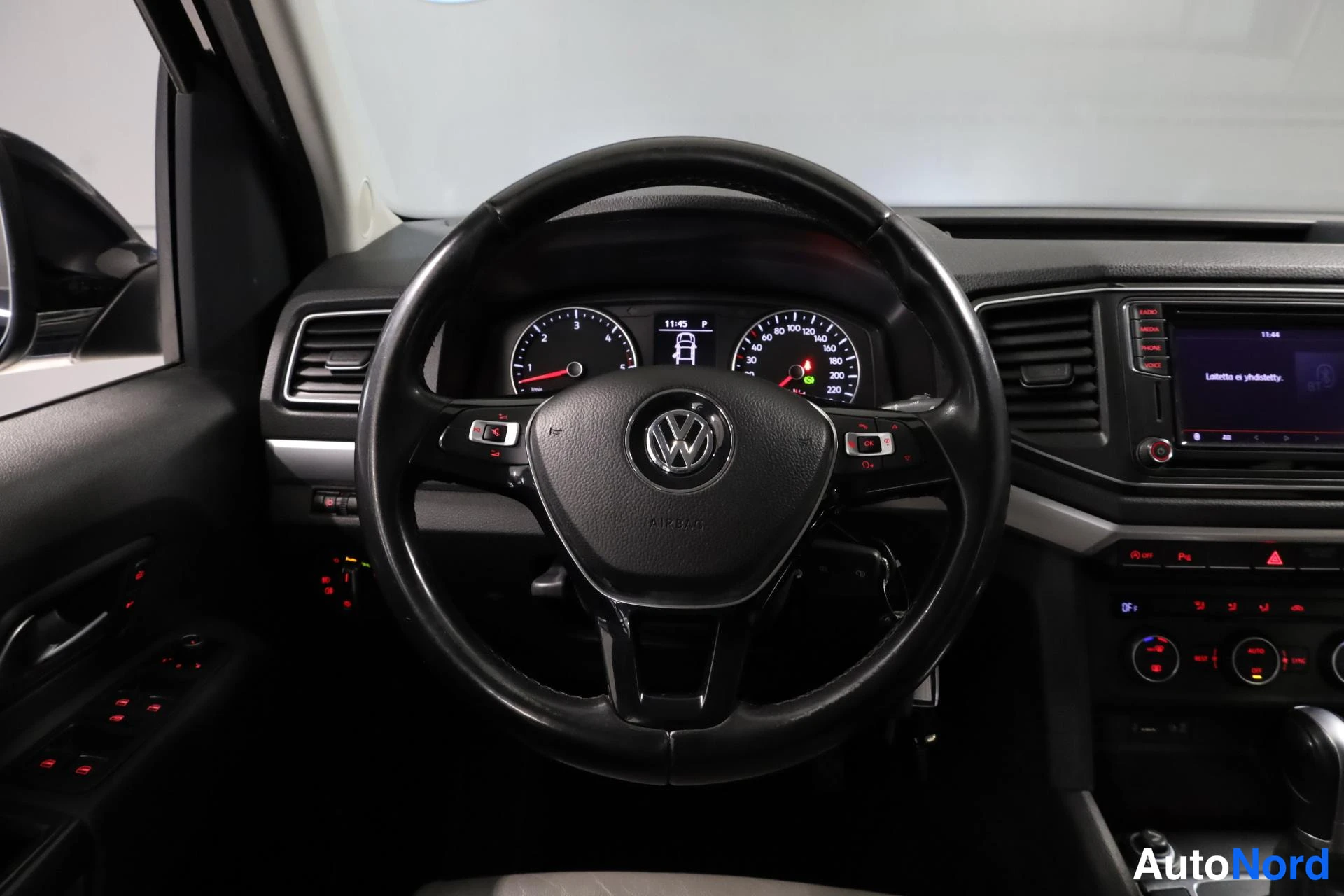 Musta Volkswagen Amarok 2019, ohjaamo, kuva 12