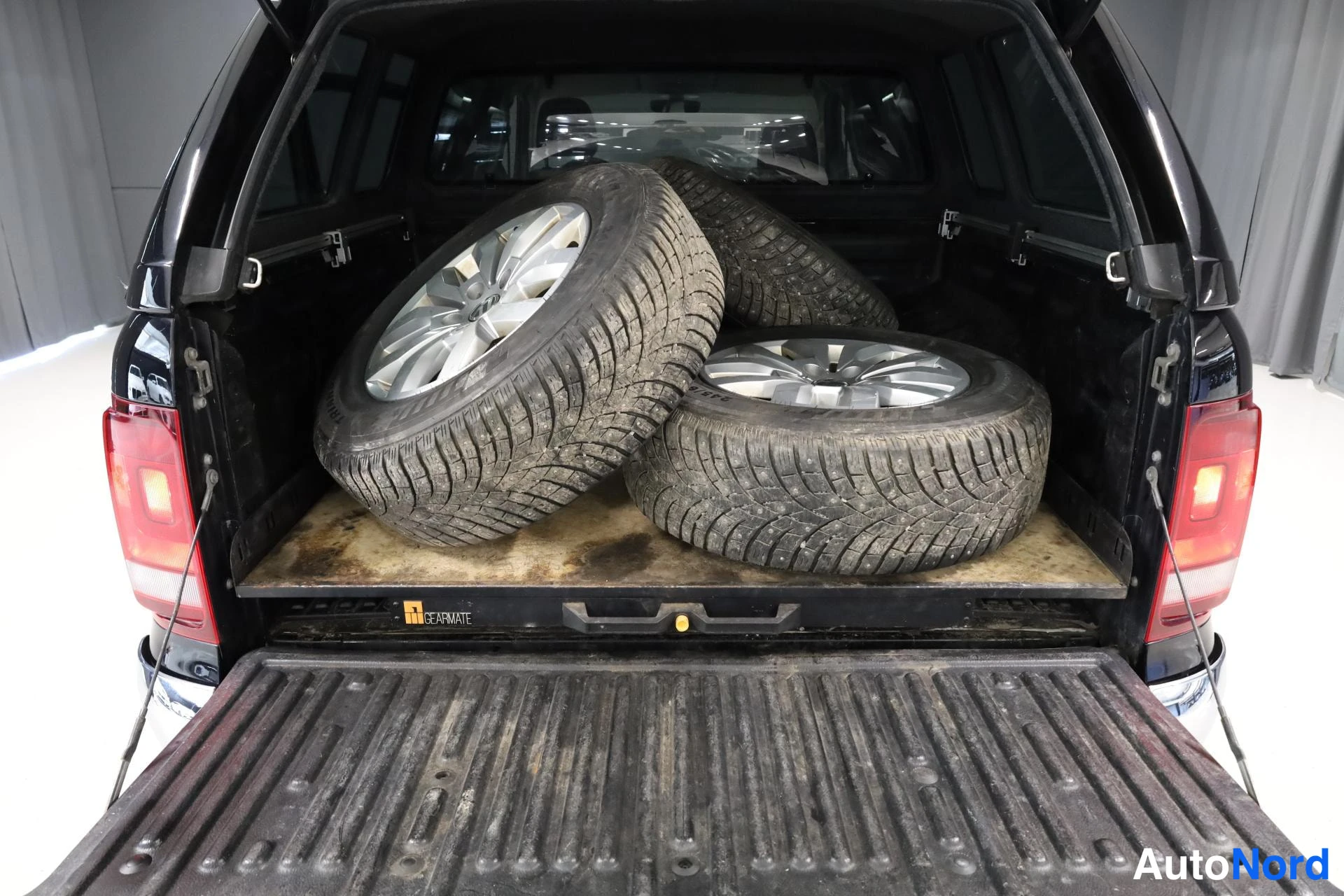 Musta Volkswagen Amarok 2019, tavaratila, kuva 16