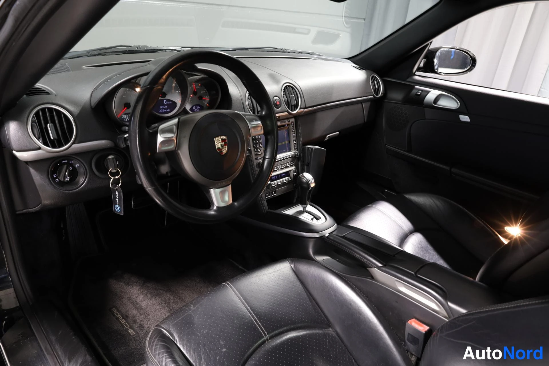 Musta Porsche Cayman 2006, ohjaamo, kuva 10