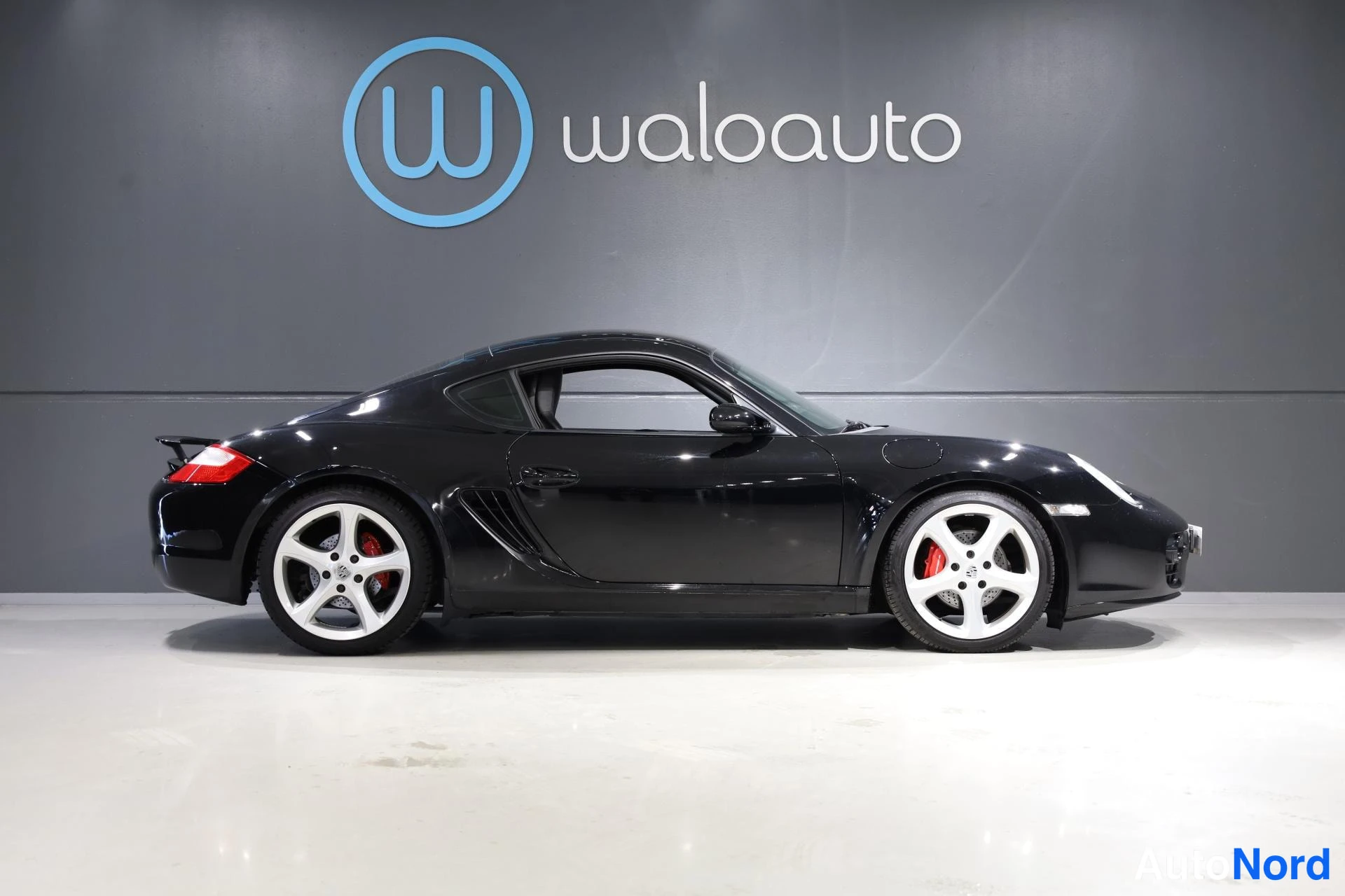 Musta Porsche Cayman 2006, sivulta, kuva 4