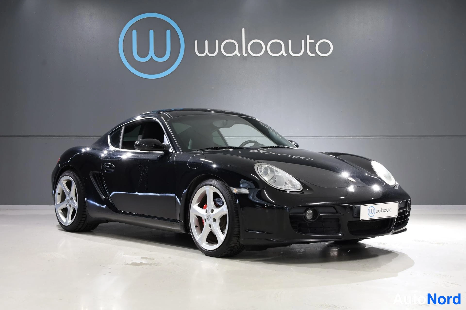 Musta Porsche Cayman 2006, etuviisto, keula oikealle, kuva 2