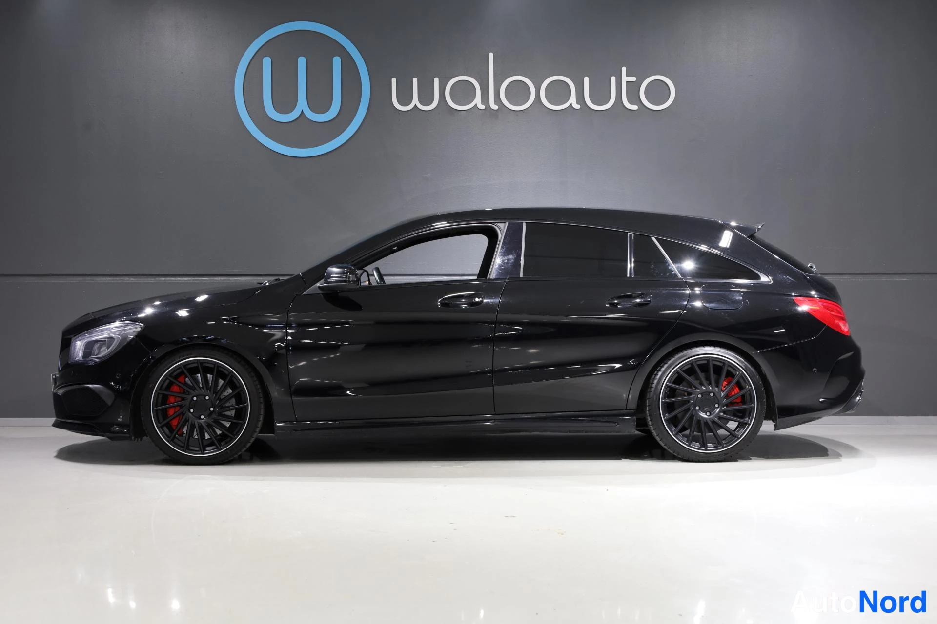 Musta Mercedes-Benz CLA 45 AMG 2015, etuviisto, keula vasemmalle, kuva 2