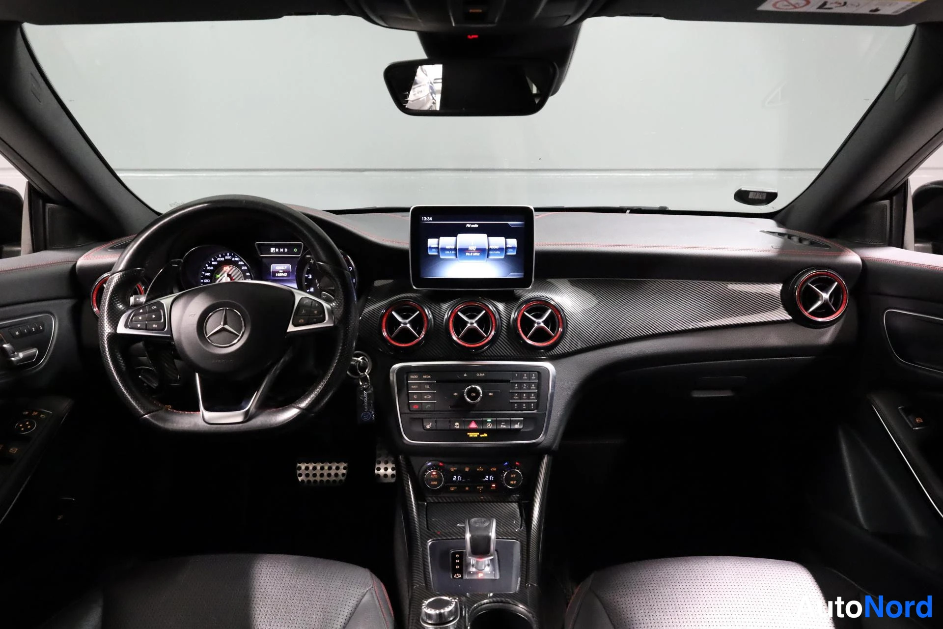 Musta Mercedes-Benz CLA 45 AMG 2015, ohjaamo, kuva 10