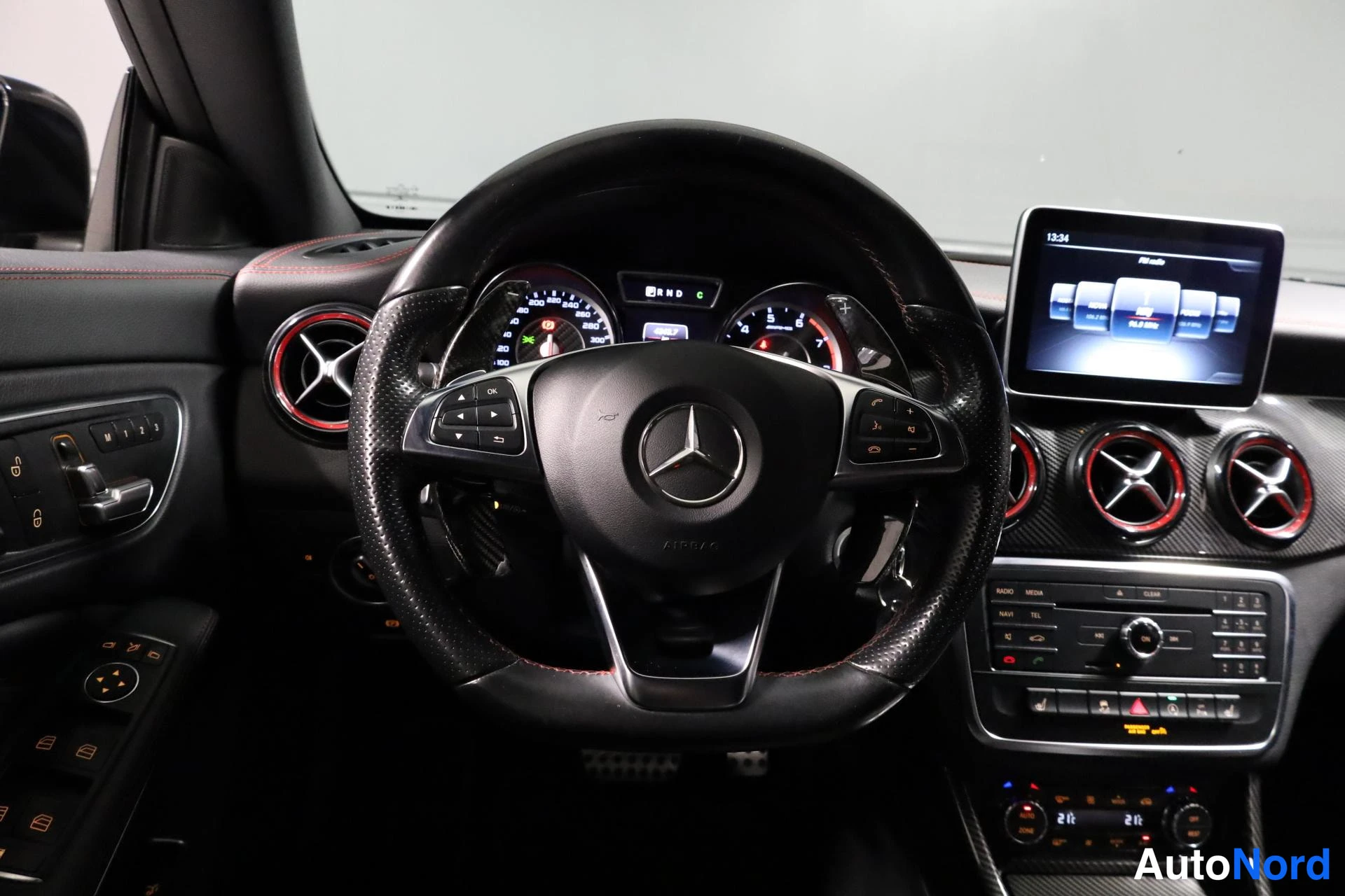 Musta Mercedes-Benz CLA 45 AMG 2015, ohjaamo, kuva 12