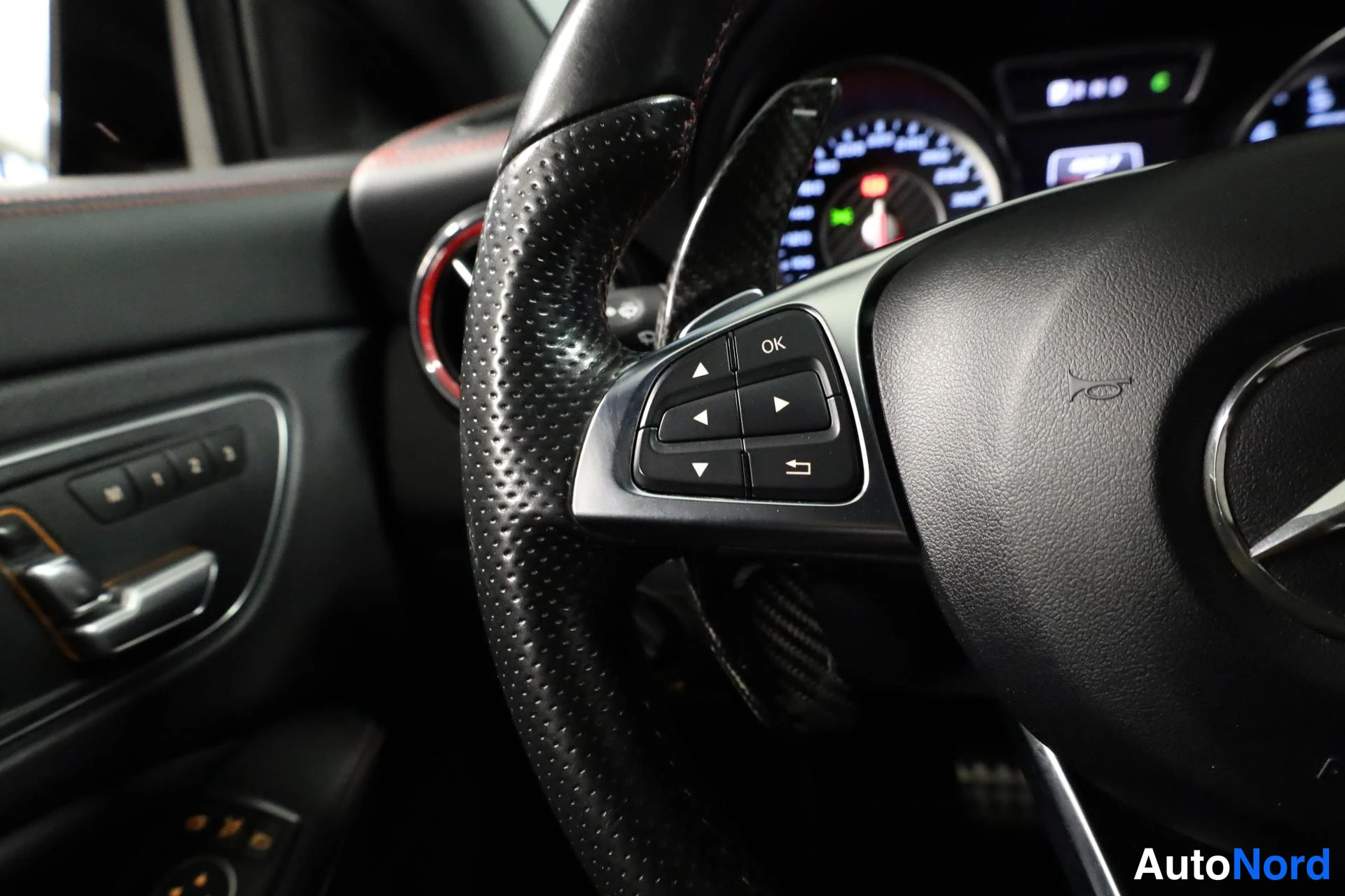 Musta Mercedes-Benz CLA 45 AMG 2015, yksityiskohta, kuva 17