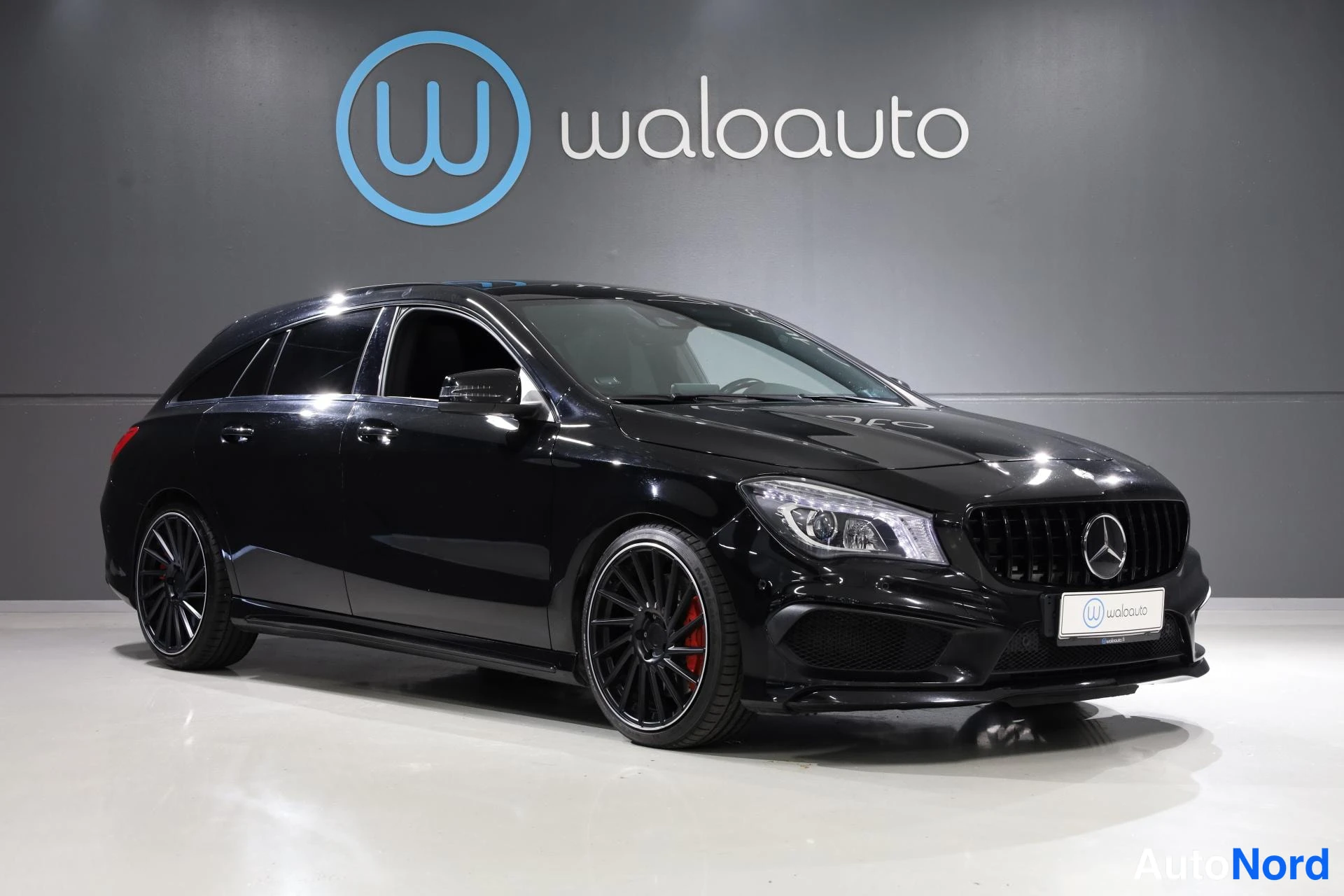Musta Mercedes-Benz CLA 45 AMG 2015, etuviisto, keula oikealle, kuva 3