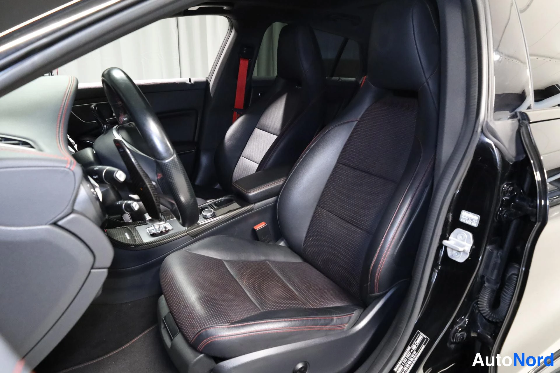 Musta Mercedes-Benz CLA 45 AMG 2015, etuistuimet, kuva 14