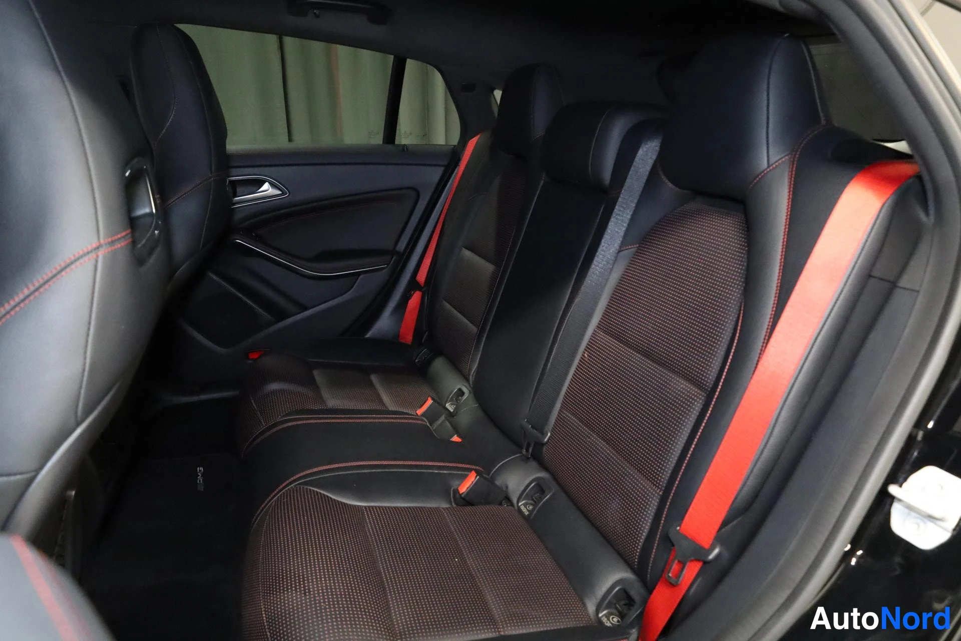 Musta Mercedes-Benz CLA 45 AMG 2015, takaistuimet, kuva 16