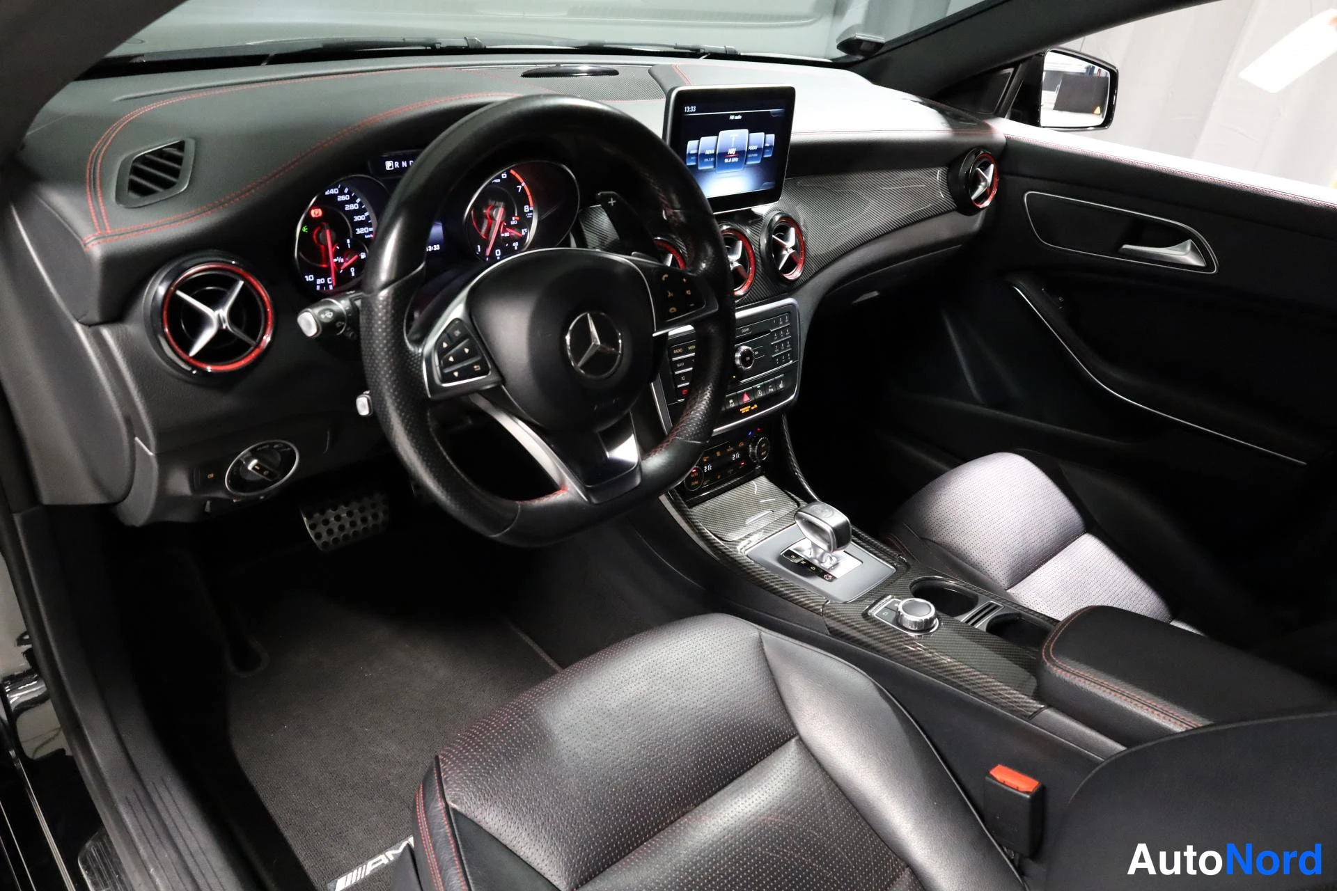 Musta Mercedes-Benz CLA 45 AMG 2015, ohjaamo, kuva 9