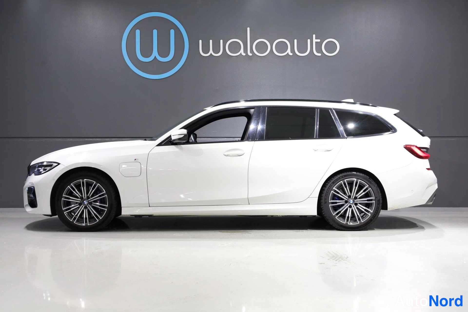 Valkoinen BMW 330e xDrive 2021, etuviisto, keula vasemmalle, kuva 2